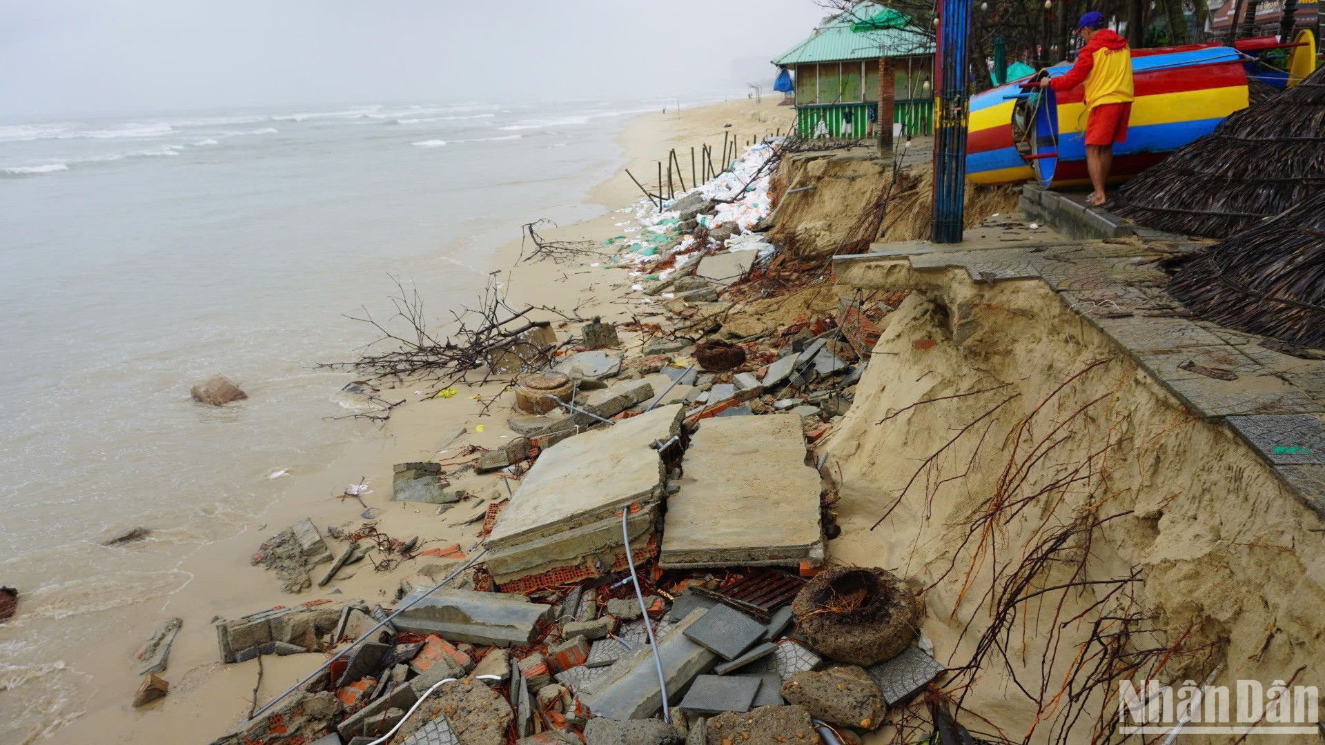 Các nhân viên cứu hộ tại Khu vực trạm gác di chuyển ra ngoài để bảo đảm an toàn. (Ảnh: ANH ĐÀO)