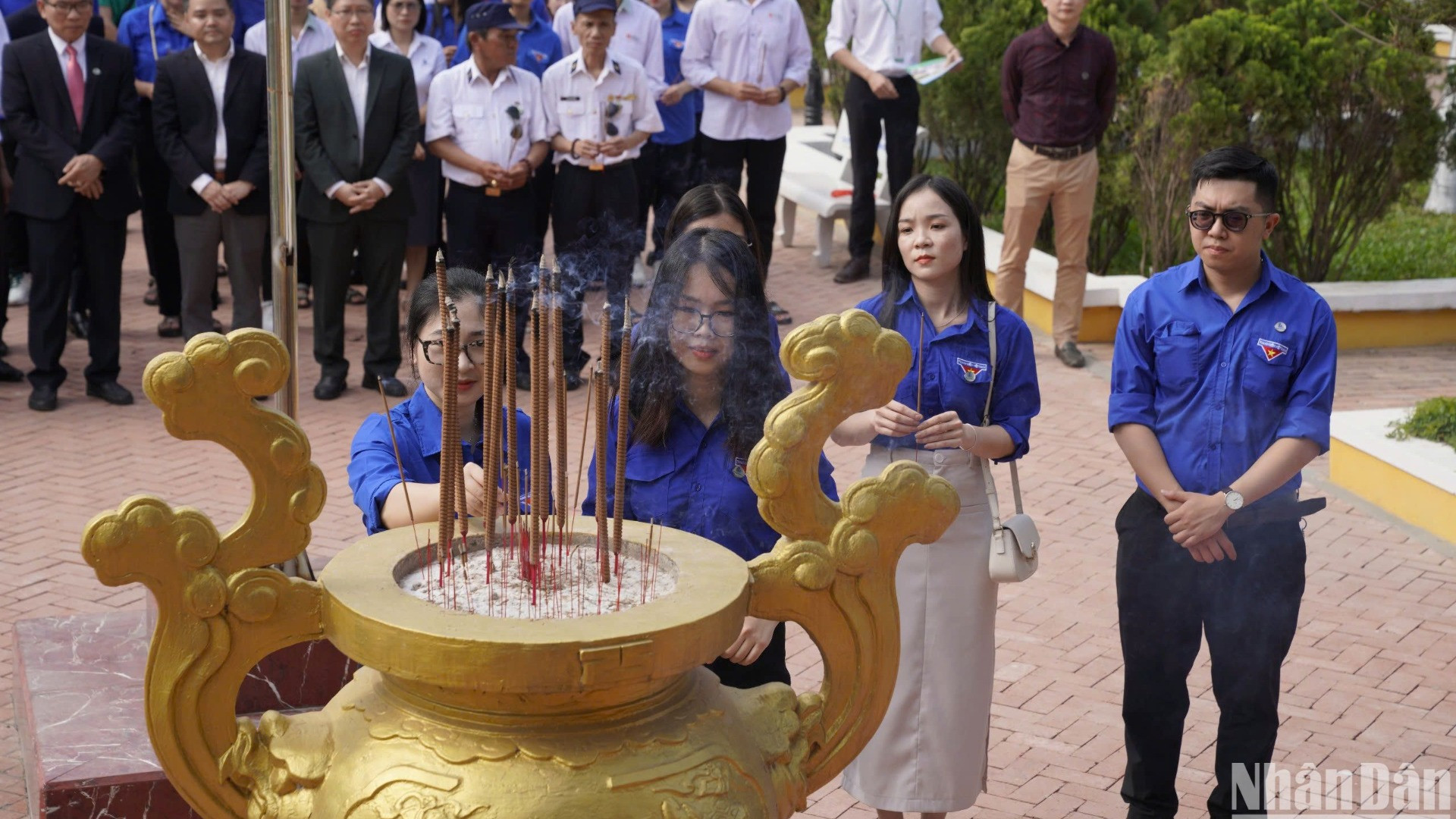 Thế hệ trẻ Đà Nẵng thắp nén tâm nhang tưởng nhớ các anh hùng, liệt sĩ. (Ảnh: ANH ĐÀO)