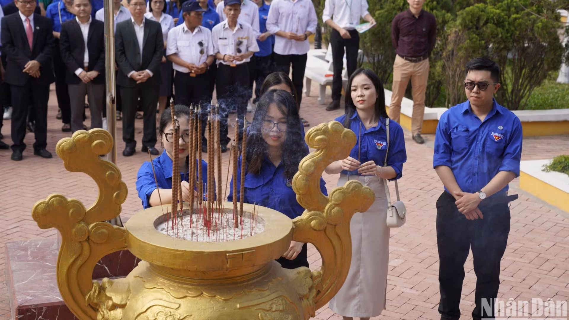 Thế hệ trẻ Đà Nẵng thắp nén tâm nhang tưởng nhớ các anh hùng, liệt sĩ. (Ảnh: ANH ĐÀO)