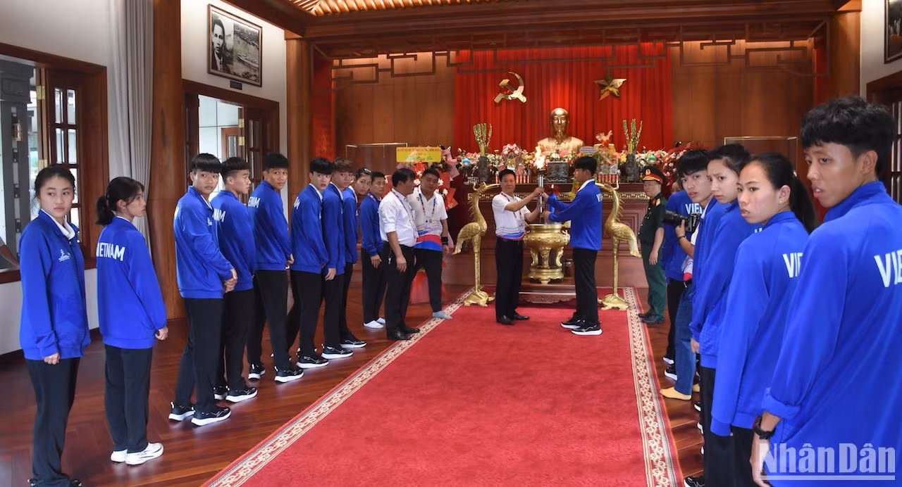 Lễ rước đuốc Đại hội Thể thao học sinh Đông Nam Á lần thứ 13 năm 2024 được thực hiện tại Bảo tàng Hồ Chí Minh - Chi nhánh Quân khu V. (Ảnh ANH ĐÀO)