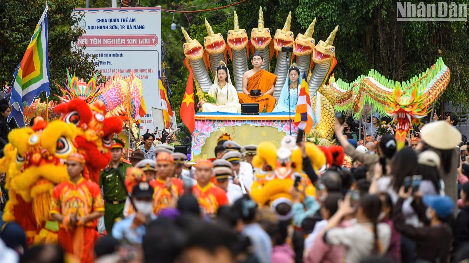 Hàng nghìn phật tử, người dân, du khách tham gia, chiêm bái lễ vía Đức Bồ tát Quán Thế Âm sáng 18/3. (Ảnh: ANH ĐÀO)