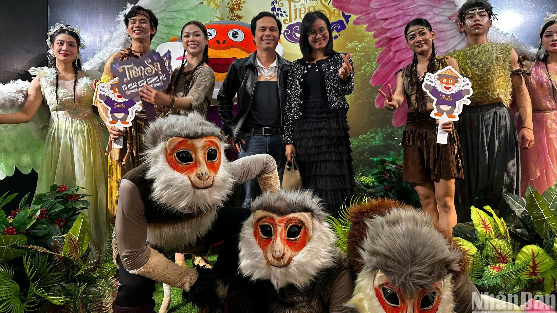 Hàng trăm khán giả đã có đã có một đêm lắng đọng cảm xúc những dư âm đẹp cùng Vũ nhạc kịch “Tiên Sa”. (Ảnh: ANH ĐÀO)