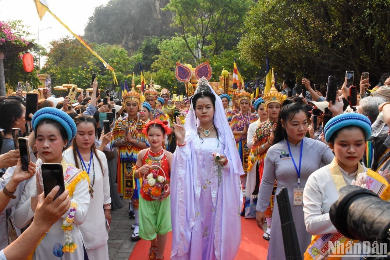 Phần lễ hóa trang Bồ Tát Quán Thế Âm thu hút hàng ngàn phật tử, người dân, du khách... theo dõi, chiêm bái. (Ảnh: ANH ĐÀO)