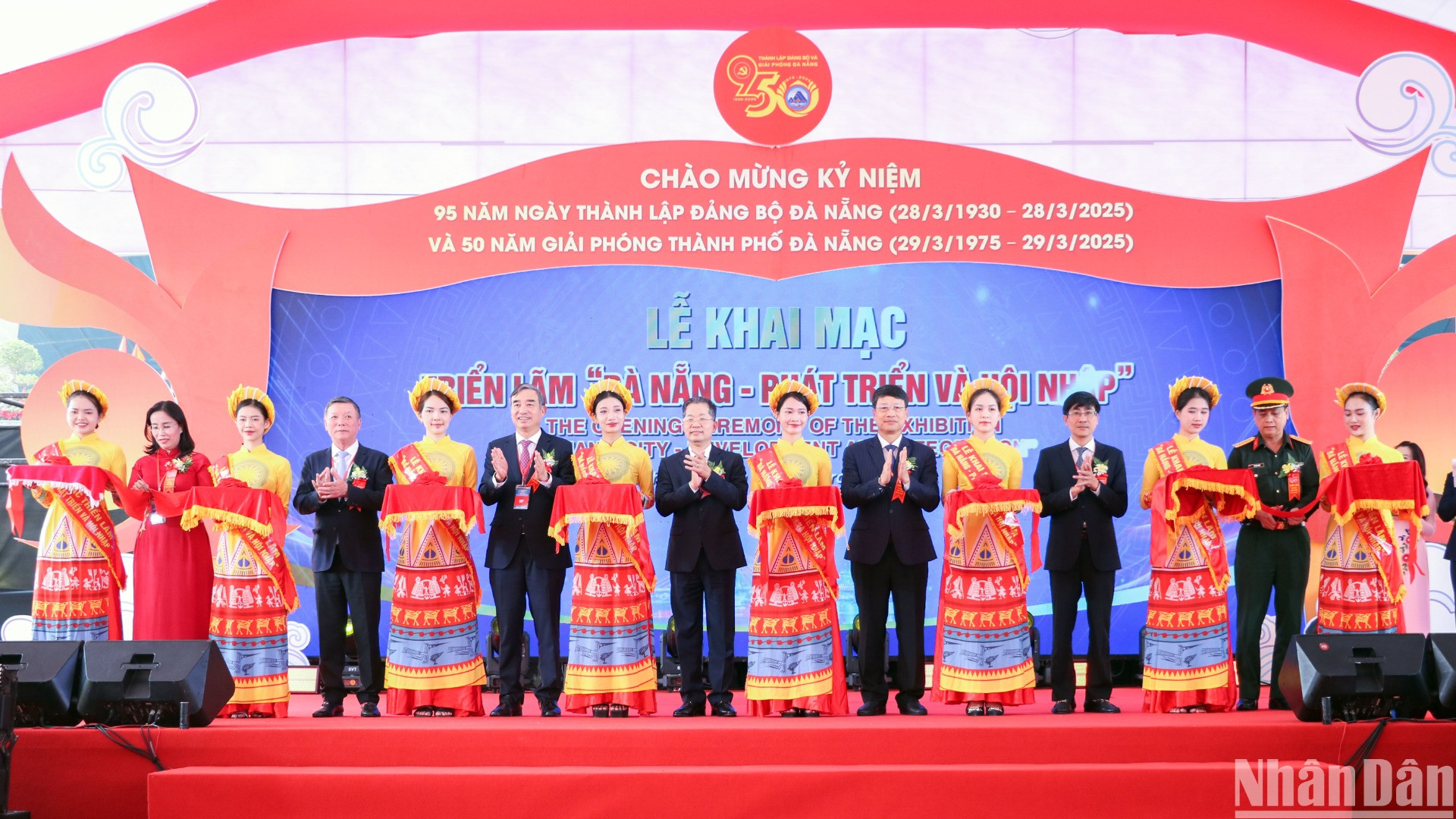 Các đại biểu thực hiện nghi thức cắt băng khai mạc triển lãm “Đà Nẵng - Phát triển và Hội nhập”. (Ảnh: ANH ĐÀO)