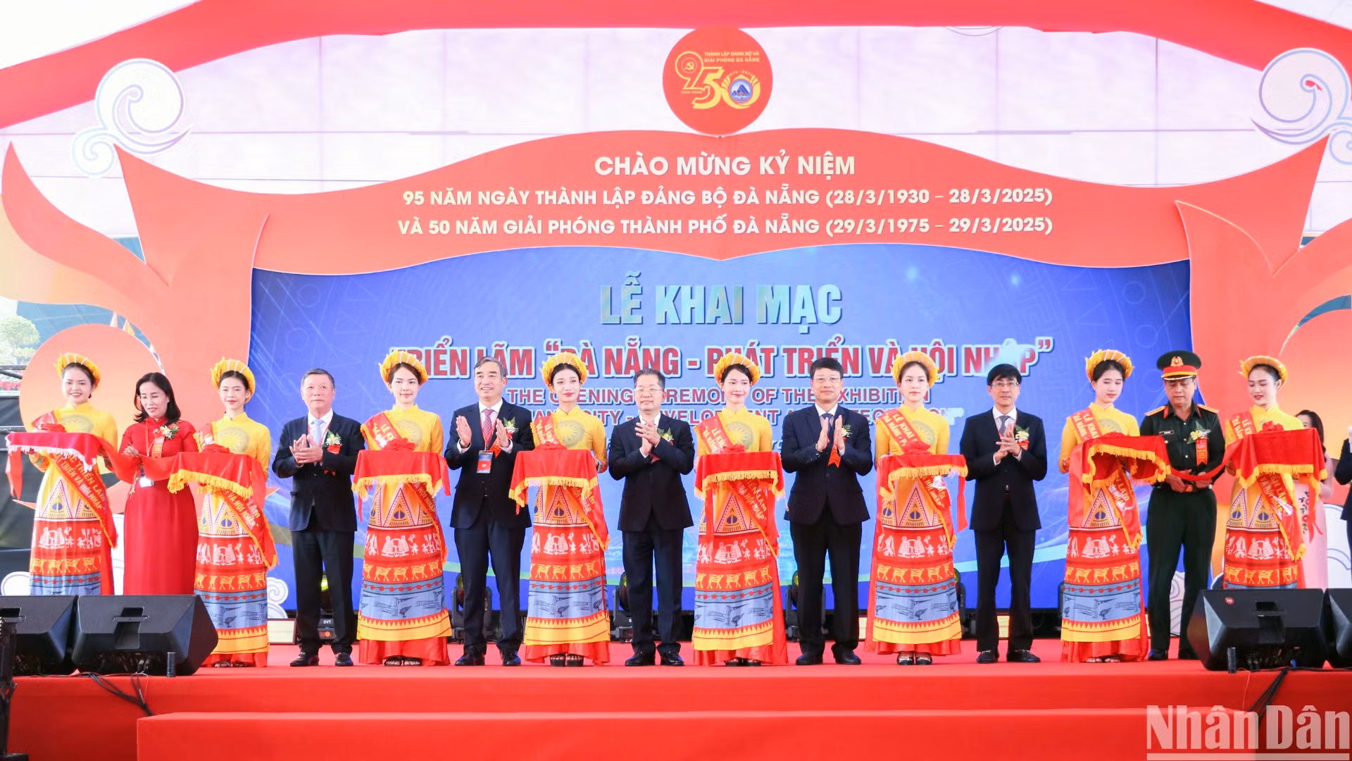 Các đại biểu thực hiện nghi thức cắt băng khai mạc triển lãm “Đà Nẵng - Phát triển và Hội nhập”. (Ảnh: ANH ĐÀO)