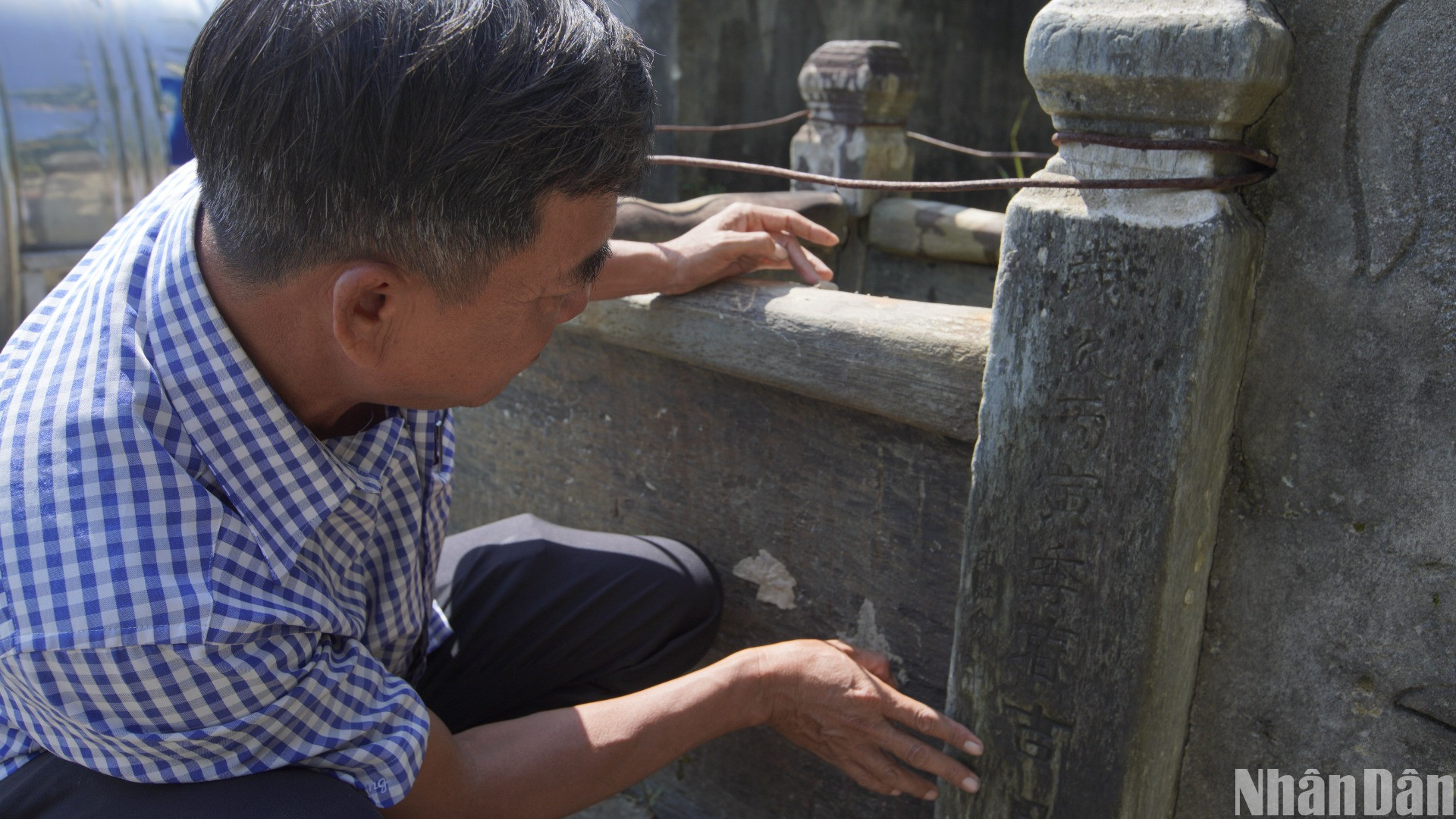 Ông Hà Thúc Vinh, Trưởng thôn Trung Sơn bên Giếng Chăm có từ hàng trăm năm tại rừng Trung Sơn. Theo ông Vinh, trước đây, giếng cổ này nằm trên cồn cát trắng cung cấp nguồn nước sạch cho người dân trong vùng. (Ảnh: ANH ĐÀO)