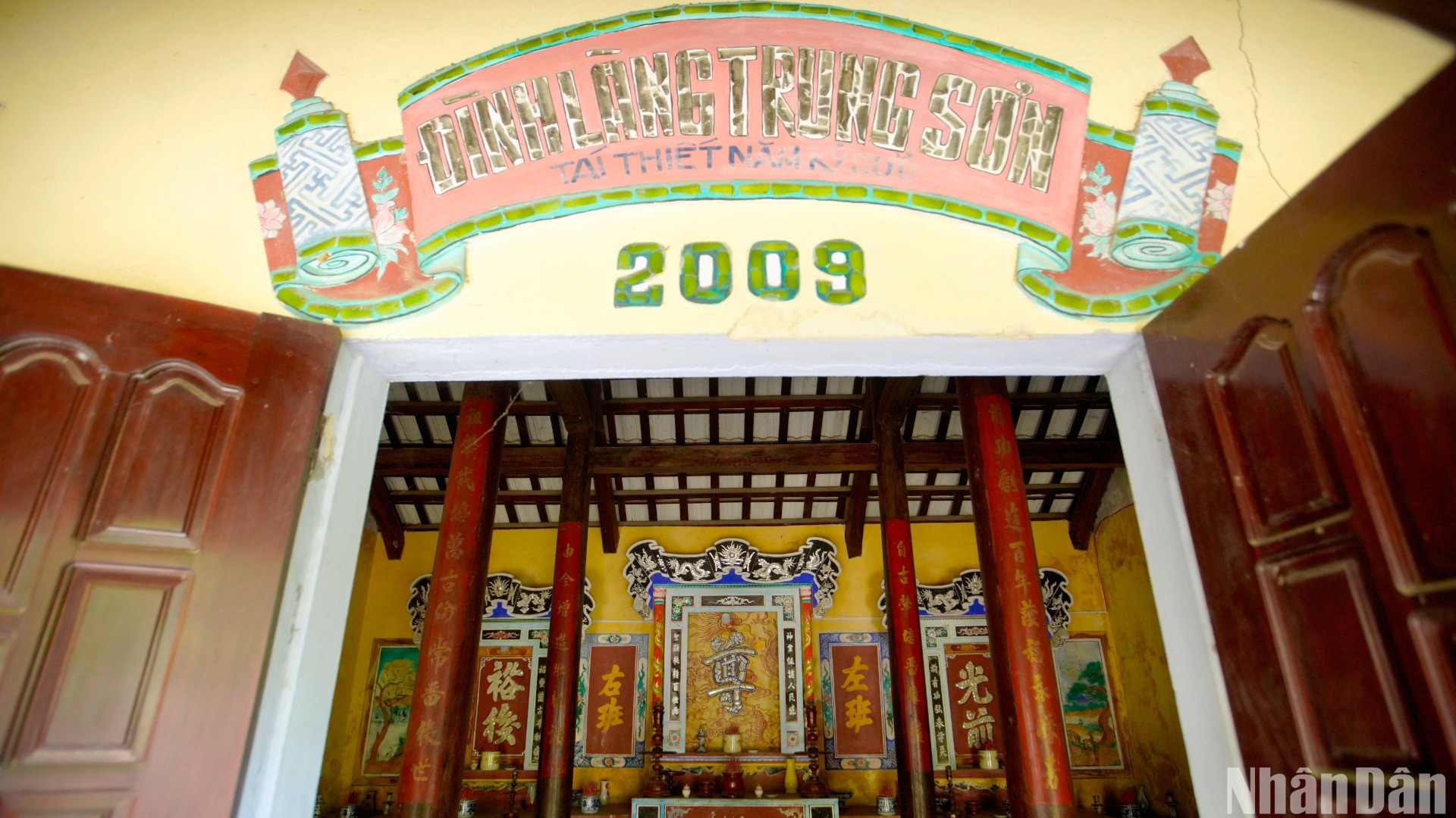 Nằm bình yên trong rừng Trung Sơn là đình làng được người dân nơi này xây dựng, tái thiết lại năm 2009. (Ảnh: ANH ĐÀO)