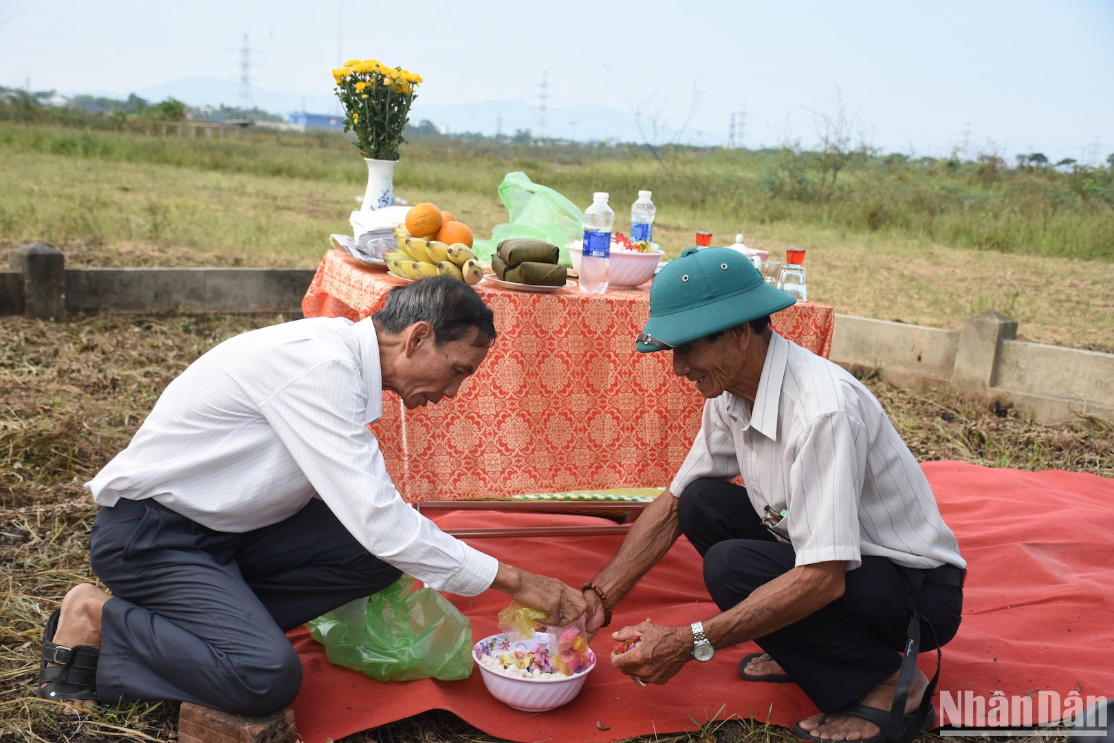 Ông Ngô Văn Thành và ông Ngô Tất Nhân, người làng Phong Lệ được các vị bô lão trong làng cắt cử làm nhiệm vụ chuẩn bị mâm cúng lễ tại cồn Thần. Hai ông cho hay, lễ vật cúng xin Thần đơn giản nhưng đủ đầy và trên hết là thể hiện tấm lòng của người dân làng Phong Lệ đối với Thần Nông, vì mùa màng tươi tốt và được mùa. (Ảnh: ANH ĐÀO) Ông Ngô Văn Thành và ông Ngô Tất Nhân, người làng Phong Lệ được các vị bô lão trong làng cắt cử làm nhiệm vụ chuẩn bị mâm cúng lễ tại cồn Thần. Hai ông cho hay, lễ vật cúng xin Thần đơn giản nhưng đủ đầy và trên hết là thể hiện tấm lòng của người dân làng Phong Lệ đối với Thần Nông, vì mùa màng tươi tốt và được mùa. (Ảnh: ANH ĐÀO)