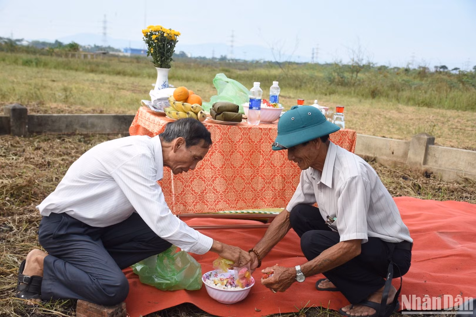 Ông Ngô Văn Thành và ông Ngô Tất Nhân, người làng Phong Lệ được các vị bô lão trong làng cắt cử làm nhiệm vụ chuẩn bị mâm cúng lễ tại cồn Thần. Hai ông cho hay, lễ vật cúng xin Thần đơn giản nhưng đủ đầy và trên hết là thể hiện tấm lòng của người dân làng Phong Lệ đối với Thần Nông, vì mùa màng tươi tốt và được mùa. (Ảnh: ANH ĐÀO)