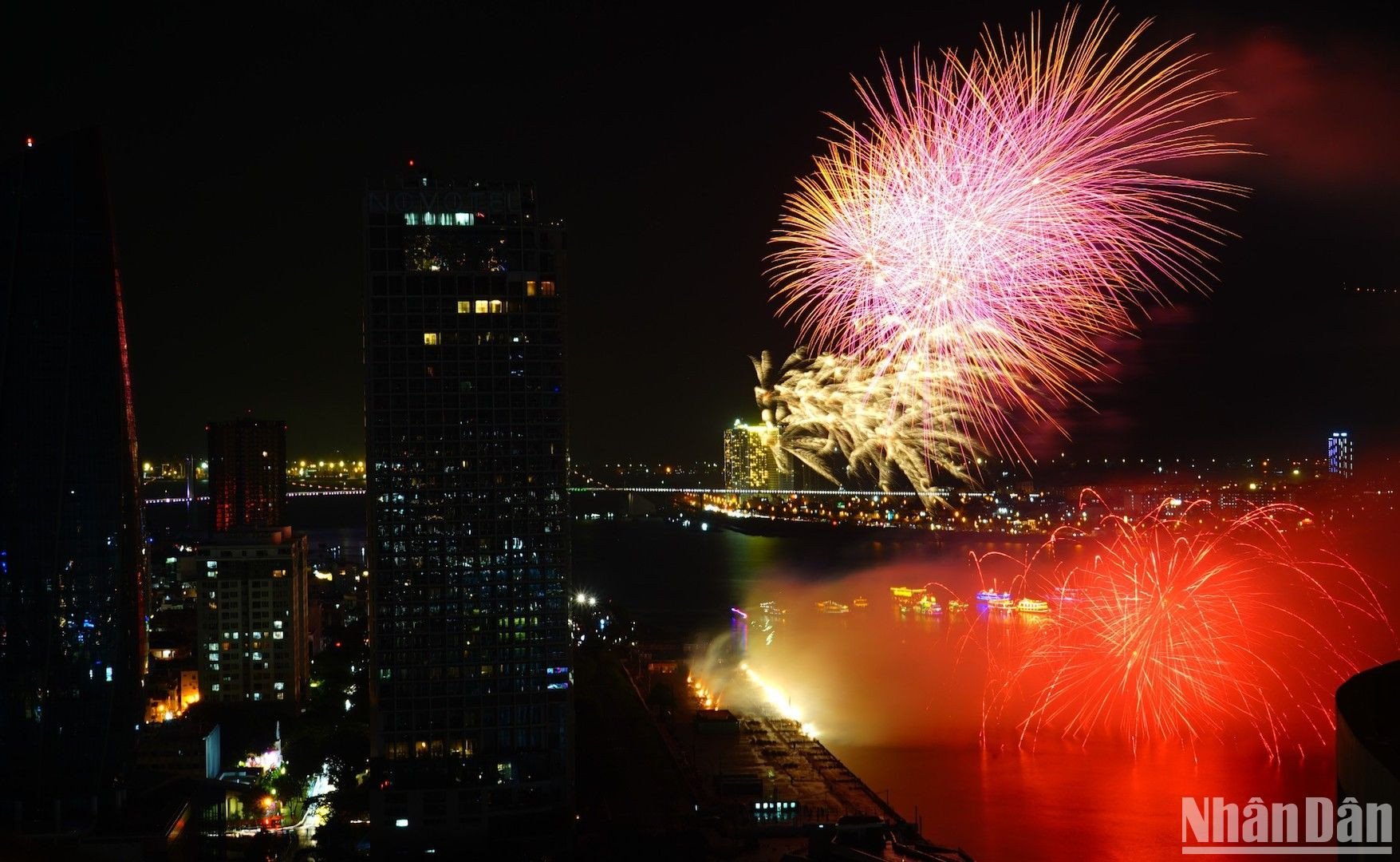 Màn trình diễn kết thúc với bản nhạc “All in” sôi động khi đội Ba Lan chia sẻ niềm vui vỡ òa khi trở lại DIFF 2024 và Đà Nẵng. Những chùm pháo đẹp như mơ, như mời gọi các du khách đưa những người thân yêu và bạn bè của mình đến sự kiện ngoạn mục này.