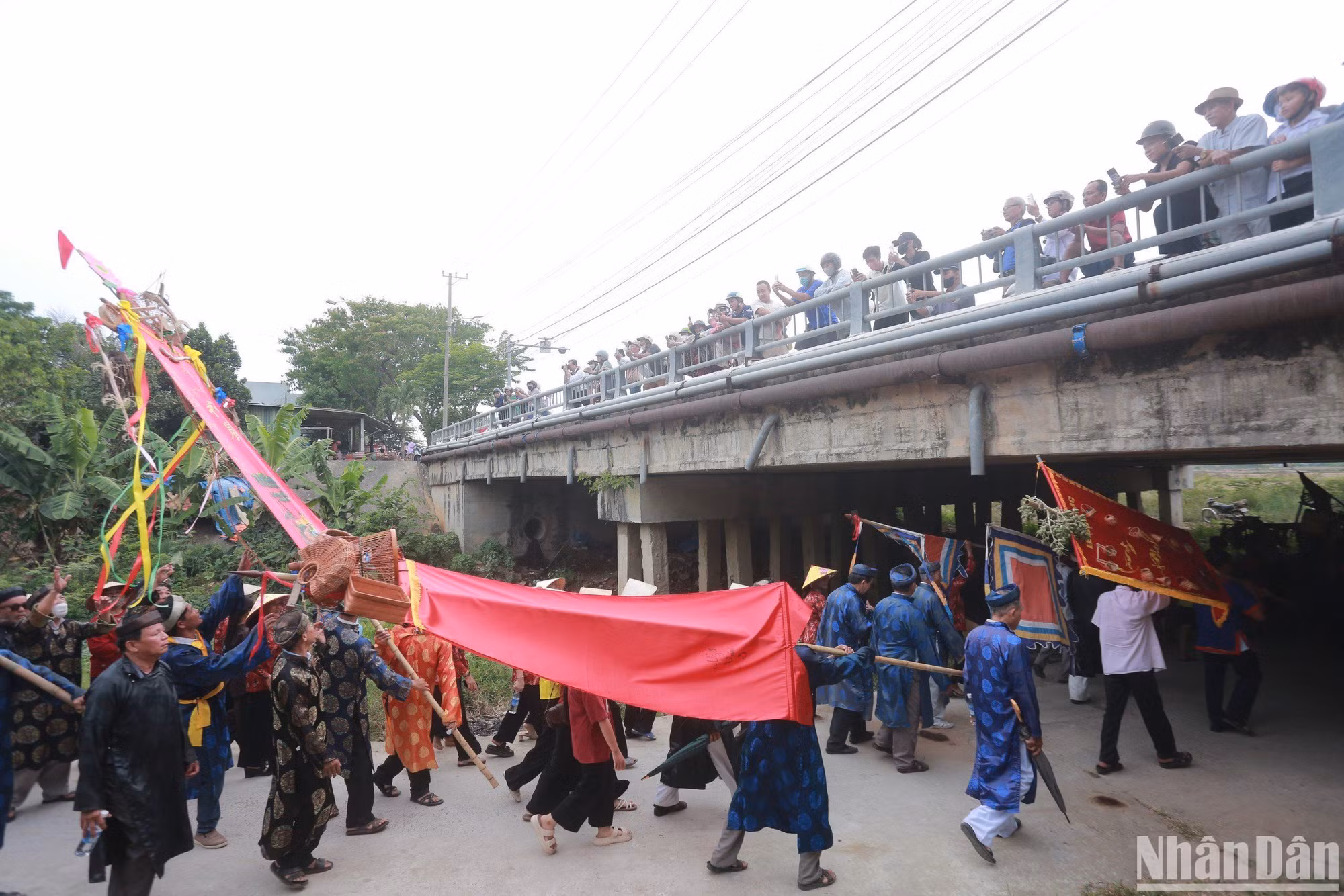 Trước đây, cồn Thần nằm gần Đình thần nông nhưng sau đó, do quá trình chỉnh trang đô thị, cồn Thần được di dời về vị trí mới nên việc rước Thần Nông phải di chuyển qua cầu và buộc đoàn rước lễ phải hạ thấp các cờ, phướn để đi qua. (Ảnh: ANH ĐÀO)