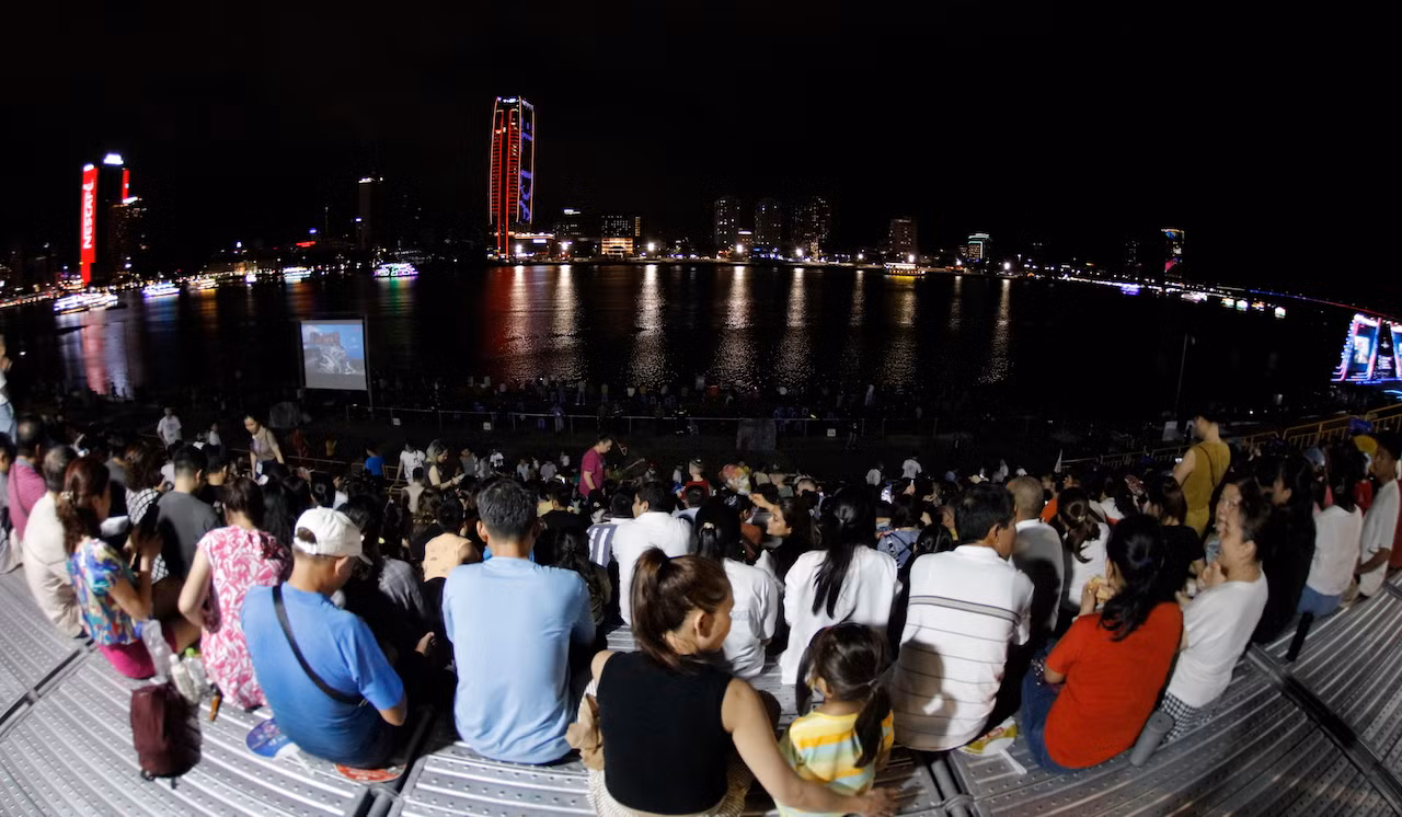 Người dân, du khách đi qua nhiều cung bậc cảm xúc của những màn pháo hoa tuyệt đẹp trên sông Hàn