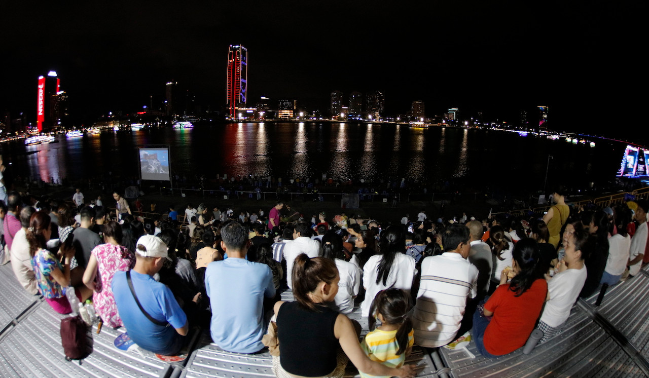 Người dân, du khách đi qua nhiều cung bậc cảm xúc của những màn pháo hoa tuyệt đẹp trên sông Hàn