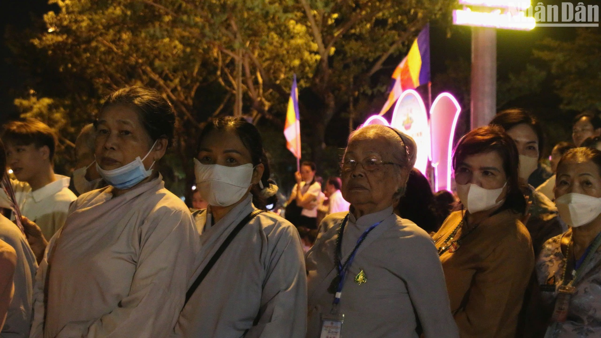 Đến 21 giờ 30, dòng người vẫn tiếp tục đổ về xếp hàng chờ được vào chiêm bái xá lợi Đức Phật. (Ảnh: ANH ĐÀO)