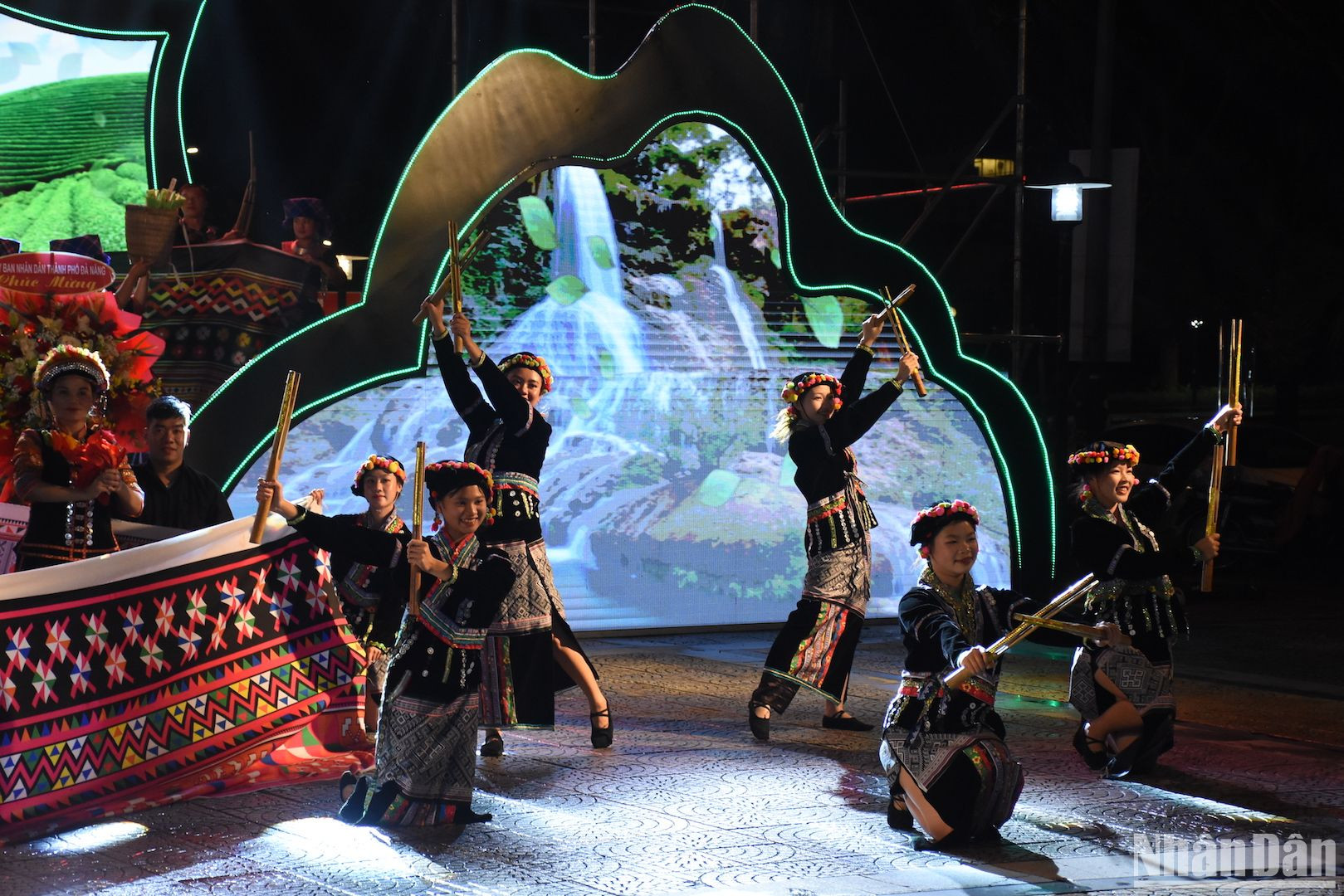 Chương trình nghệ thuật khai mạc với chủ đề Hoa núi đã mang đến cho người xem nhiều cung bậc cảm xúc, được hòa mình với văn hóa, mảnh đất và con người Lai Châu. (Ảnh: ANH ĐÀO)