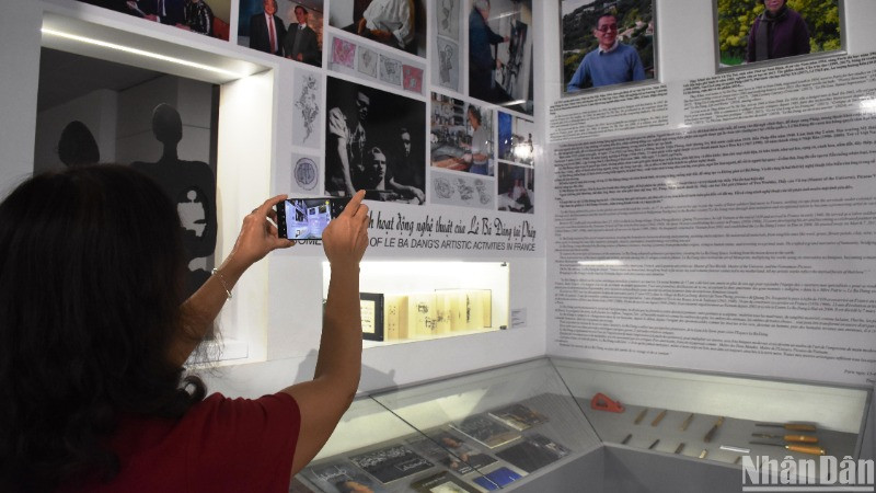 Trong không gian trưng bày, có một phần dành cho các hoạt động sáng tác tiêu biểu của danh họa Lê Bá Đảng tại Pháp. (Ảnh: ANH ĐÀO(
