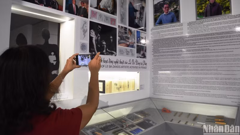 Trong không gian trưng bày, có một phần dành cho các hoạt động sáng tác tiêu biểu của danh họa Lê Bá Đảng tại Pháp. (Ảnh: ANH ĐÀO(