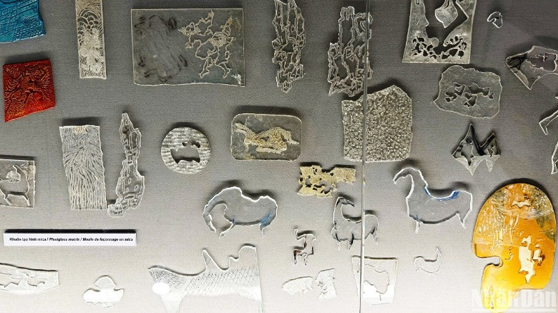 Khuôn tạo hình mica được họa sĩ Lê Bá Đảng sử dụng trong quá trình sáng tác. (Ảnh: ANH ĐÀO)