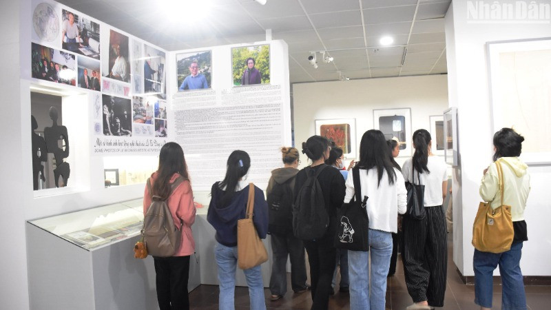 Sinh viên Đà Nẵng tham quan Không gian trưng bày “Bộ sưu tập nghệ thuật Lê Bá Đảng”, sáng ngày 29/10. (Ảnh: ANH ĐÀO)
