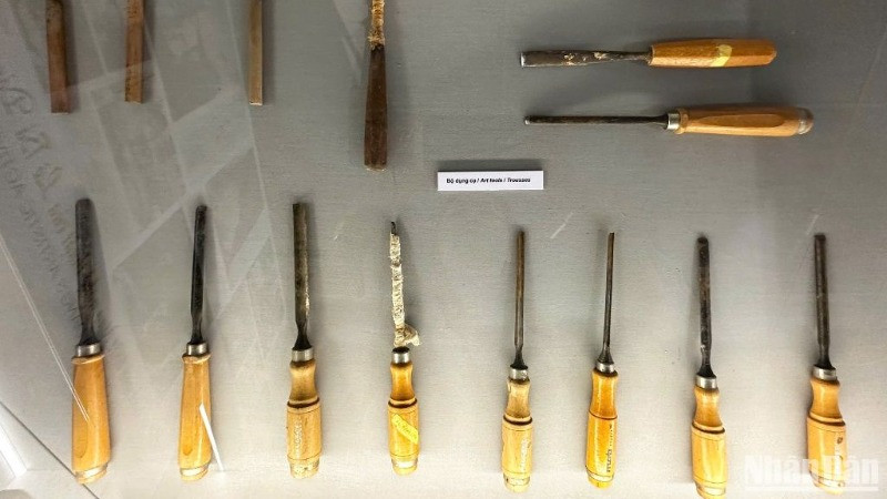 Bộ dụng cụ họa sĩ Lê Bá Đảng sử dụng trong điêu khắc. (Ảnh: ANH ĐÀO)