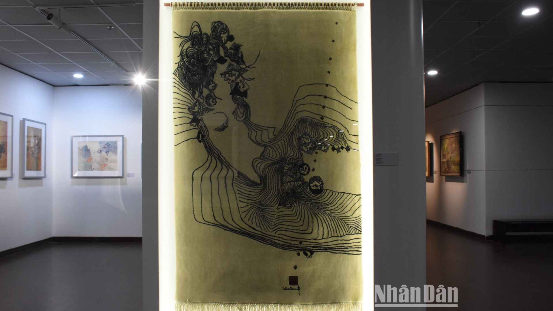 Tác phẩm Thuở lọt lòng của họa sĩ Lê Bá Đảng với khoảng 2.000 thảm len kích thước 186x120cm. (Ảnh: ANH ĐÀO)