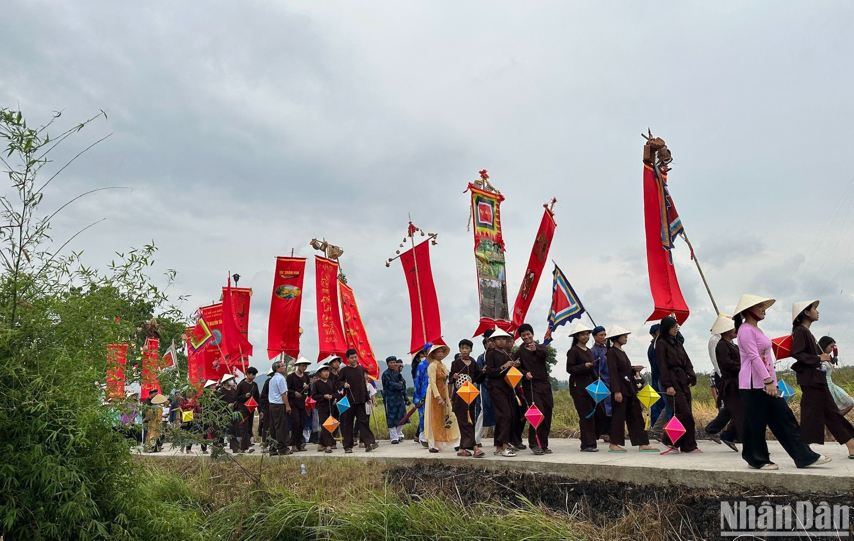Hình ảnh trẻ mục đồng với đèn lồng trên tay cùng tham gia lễ rước Mục đồng. (Ảnh: ANH ĐÀO) Hình ảnh trẻ mục đồng với đèn lồng trên tay cùng tham gia lễ rước Mục đồng. (Ảnh: ANH ĐÀO)