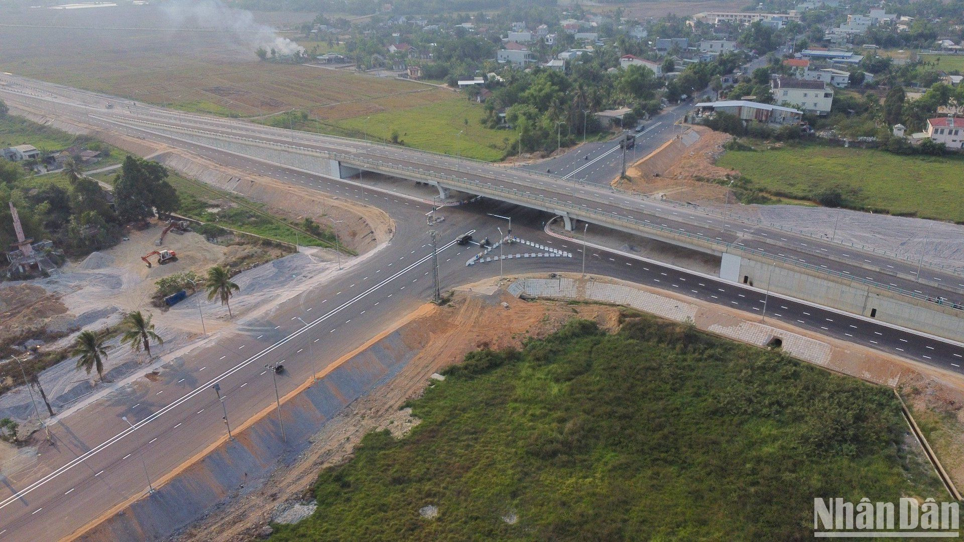 Đường vành đai phía tây Đà Nẵng dài hơn 19 km, điểm đầu giao với Quốc lộ 14B, tại xã Hòa Khương, huyện Hòa Vang, điểm cuối nối tiếp vào trục đường chính Khu công nghệ thông tin tập trung. Trong ảnh là điểm đầu của dự án nhìn từ trên cao.