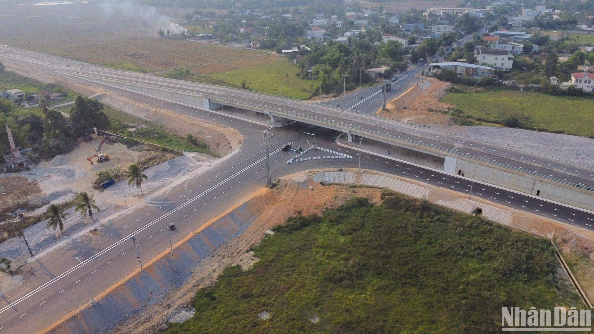 Đường vành đai phía tây Đà Nẵng dài hơn 19 km, điểm đầu giao với Quốc lộ 14B, tại xã Hòa Khương, huyện Hòa Vang, điểm cuối nối tiếp vào trục đường chính Khu công nghệ thông tin tập trung. Trong ảnh là điểm đầu của dự án nhìn từ trên cao.