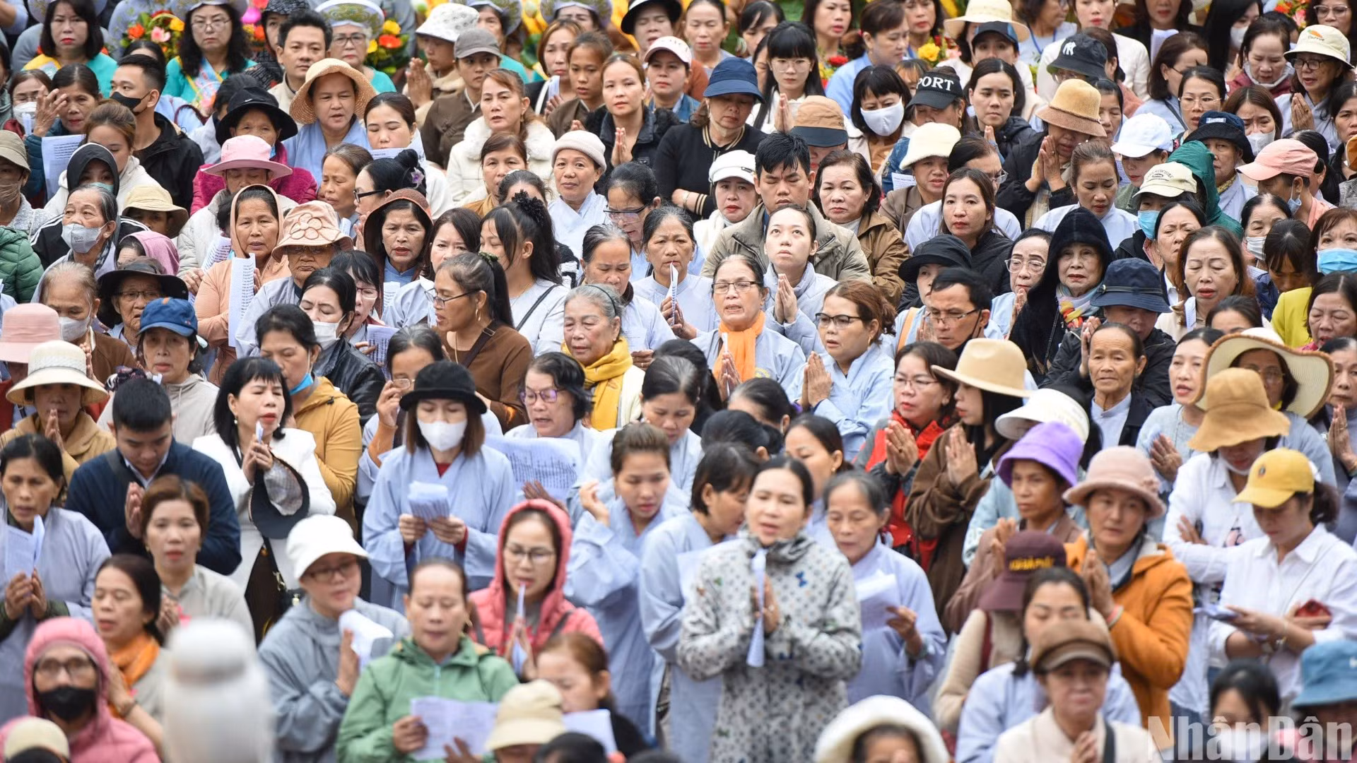 Hàng nghìn phật tử, người dân, du khách về đây cầu nguyện cho quốc thái dân an, cầu nguyện cho đất nước, bản thân, gia đình bình an, hạnh phúc và thành đạt.(Ảnh: ANH ĐÀO)