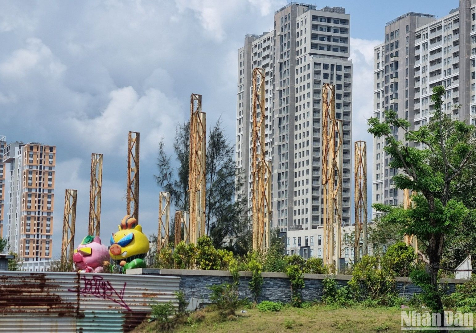 Năm 2017, sau khi hoàn thiện một phần, trong đó có các hạng mục căn hộ khách sạn (condotel) cùng nhiều hạng mục phục vụ giải trí, nghỉ dưỡng, dự án này đưa vào khai thác. Tuy nhiên, chỉ 2 năm sau thì chủ đầu tư "siêu dự án này" là Công ty CP Đầu tư Phát triển và Xây dựng Thành Đô (Tập đoàn Empire) tuyên bố "vỡ trận" ở phân khúc condotel. Và các hạng mục dừng thi công, hoang tàn đến hiện tại.