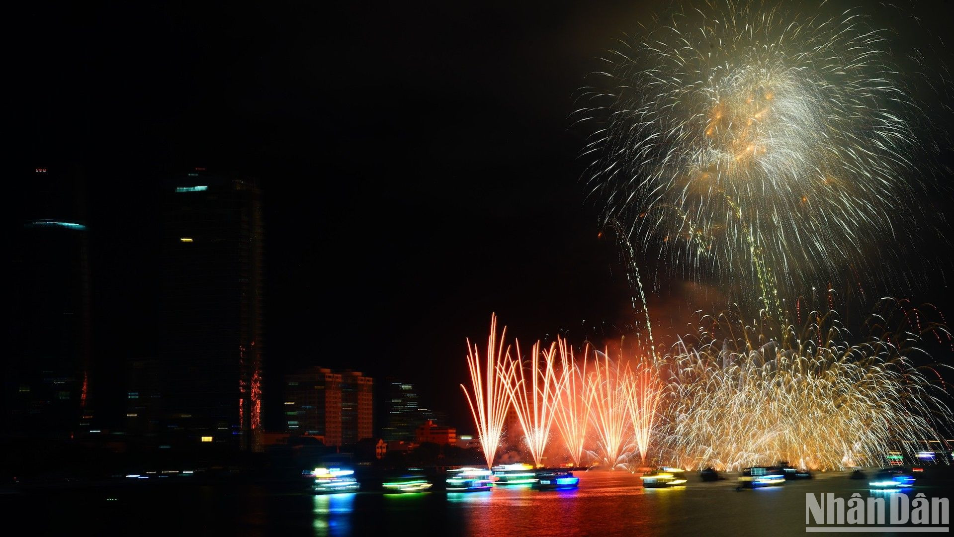 Sử dụng khoảng 10.000 quả pháo, đội Phần Lan khiến khán giả không thể rời mắt với các kỹ thuật bắn pháo cả trên trời và dưới nước, mang đến những hiệu ứng vô cùng mới lạ. (Ảnh ANH ĐÀO)