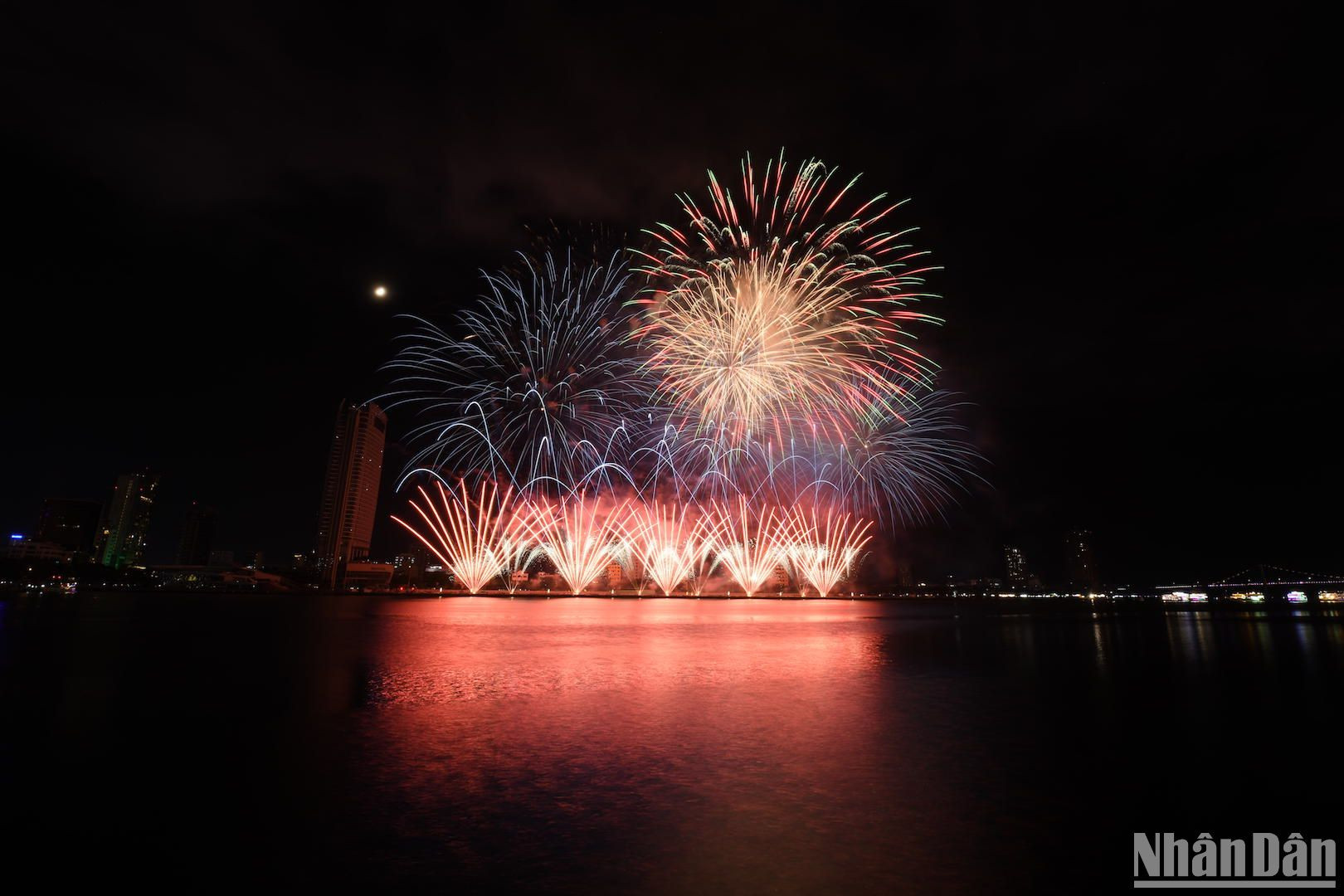 Trong khi đó, đại diện đến từ Phần Lan đã mang đến cho đêm thi màn trình diễn tuyệt vời kết hợp với âm nhạc du dương, huyền ảo. (Ảnh ANH ĐÀO)