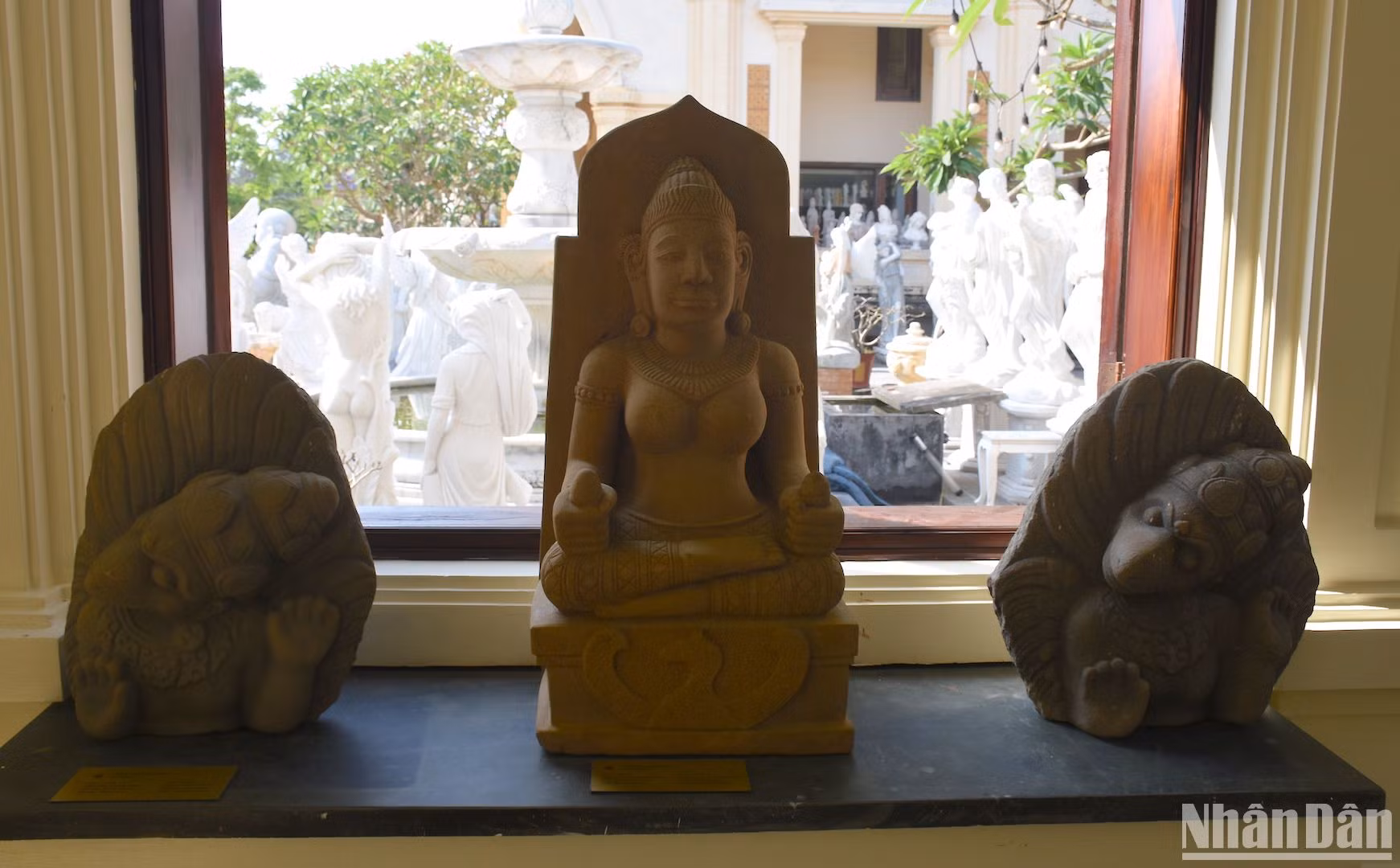 Nhiều hiện vật trưng bày tại bảo tàng này là của các nghệ nhân nổi tiếng của Làng nghề đá mỹ nghệ Non Nước.