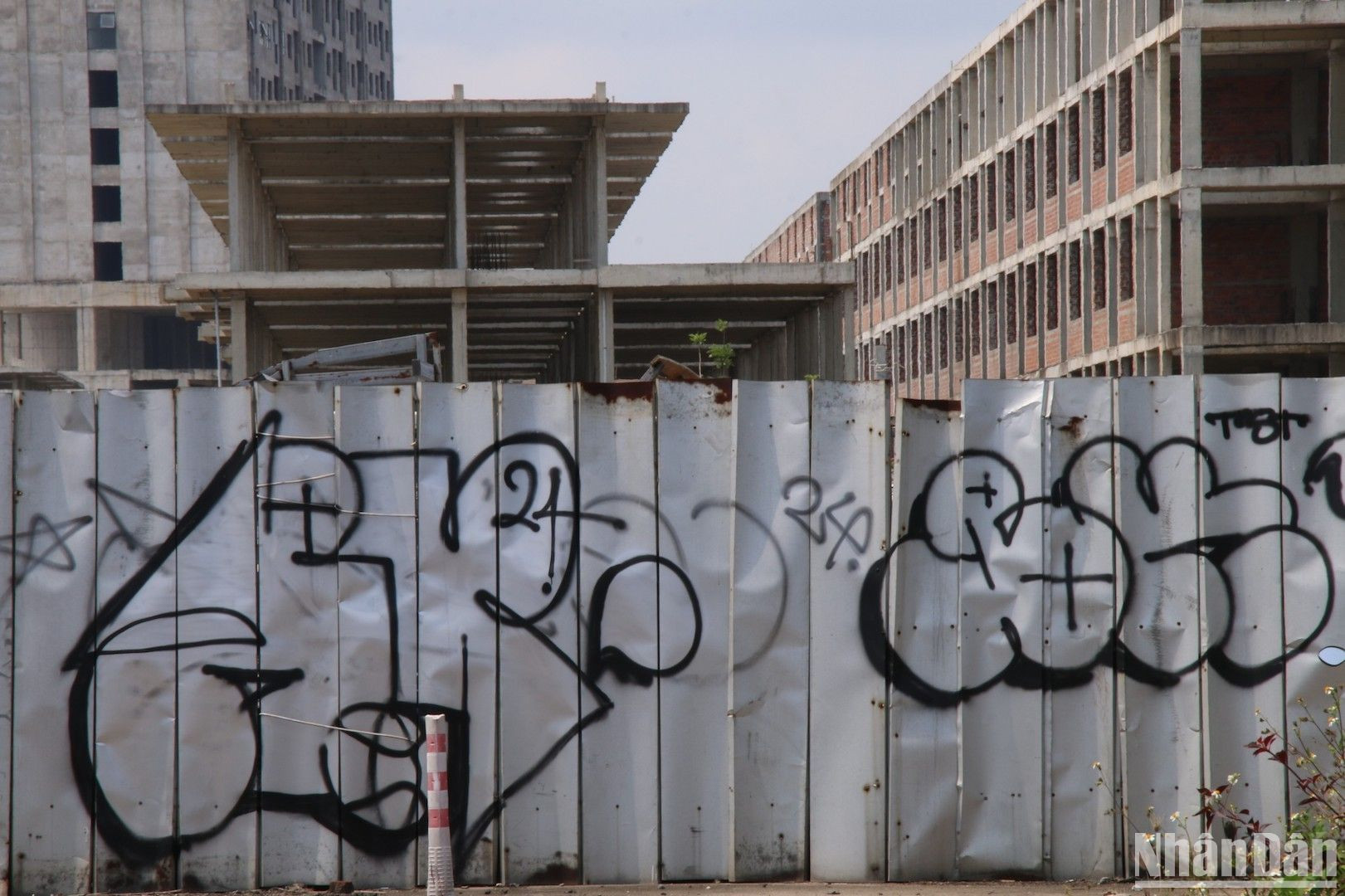 Tường rào bao quanh dự án thành nơi viết vẽ bậy.