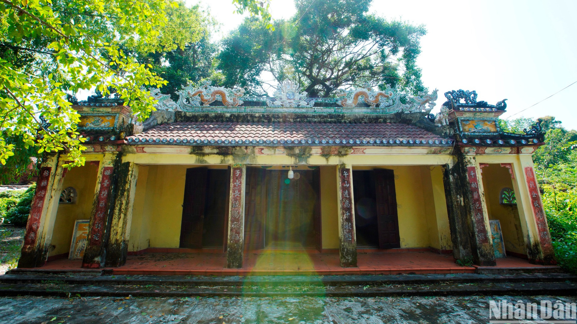 Đình làng Trung Sơn là nơi hằng năm, cứ vào 25 tháng Chạp và ngày 14/4 âm lịch, dân làng tụ họp đông đủ để làm lễ tế âm linh, dâng hương tưởng niệm các chiến sĩ vì nước vong thân.(Ảnh: ANH ĐÀO)