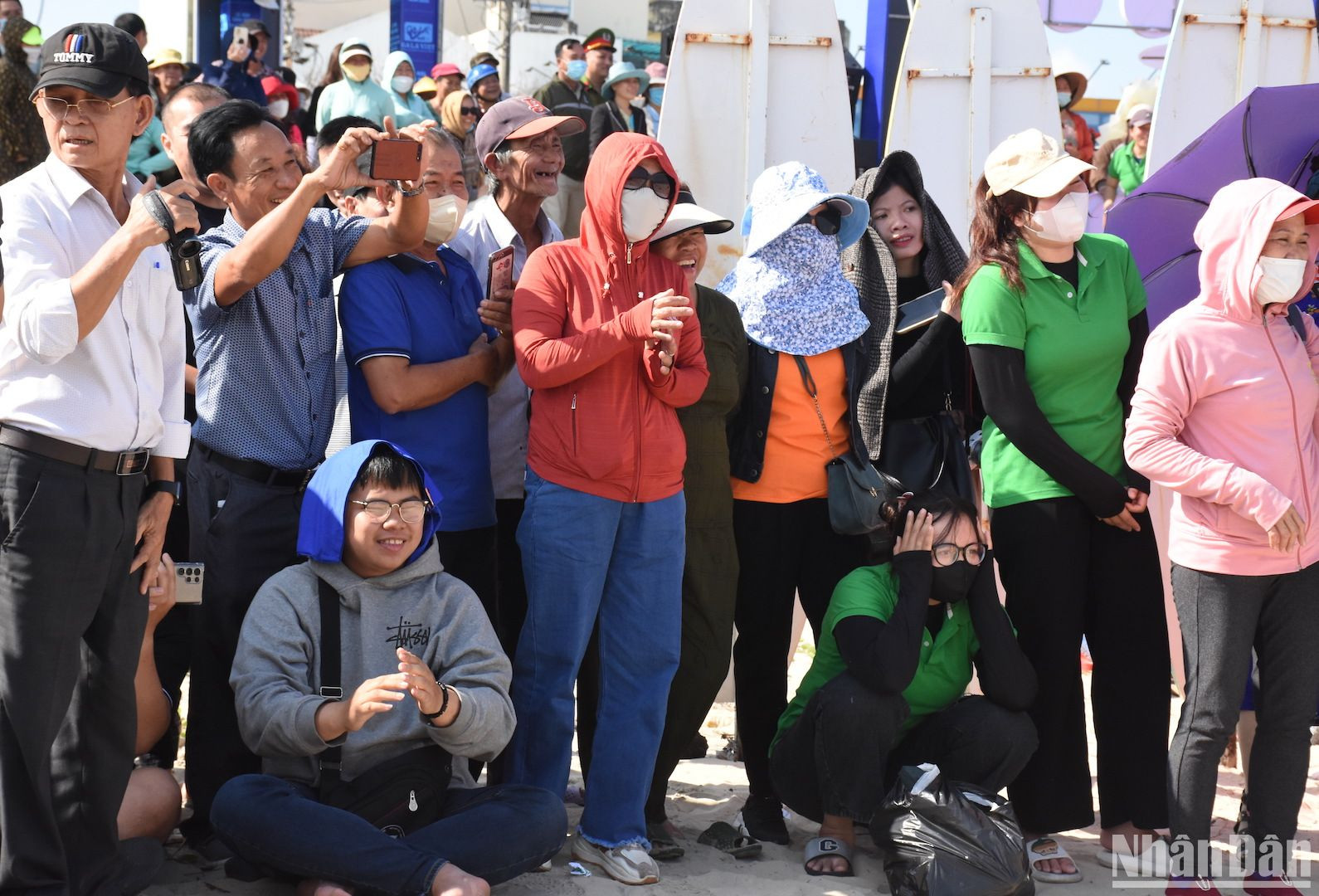 Lễ hội thu hút đông đảo người dân tham gia, cỗ vũ cho các đội thi thể thao. (Ảnh: ANH ĐÀO)