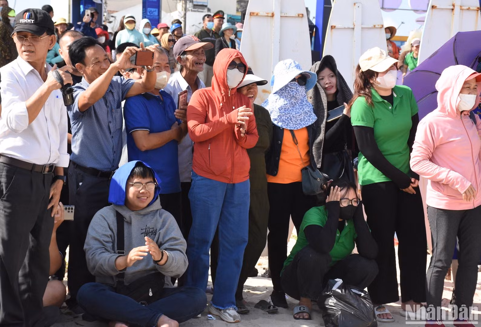 Lễ hội thu hút đông đảo người dân tham gia, cỗ vũ cho các đội thi thể thao. (Ảnh: ANH ĐÀO)