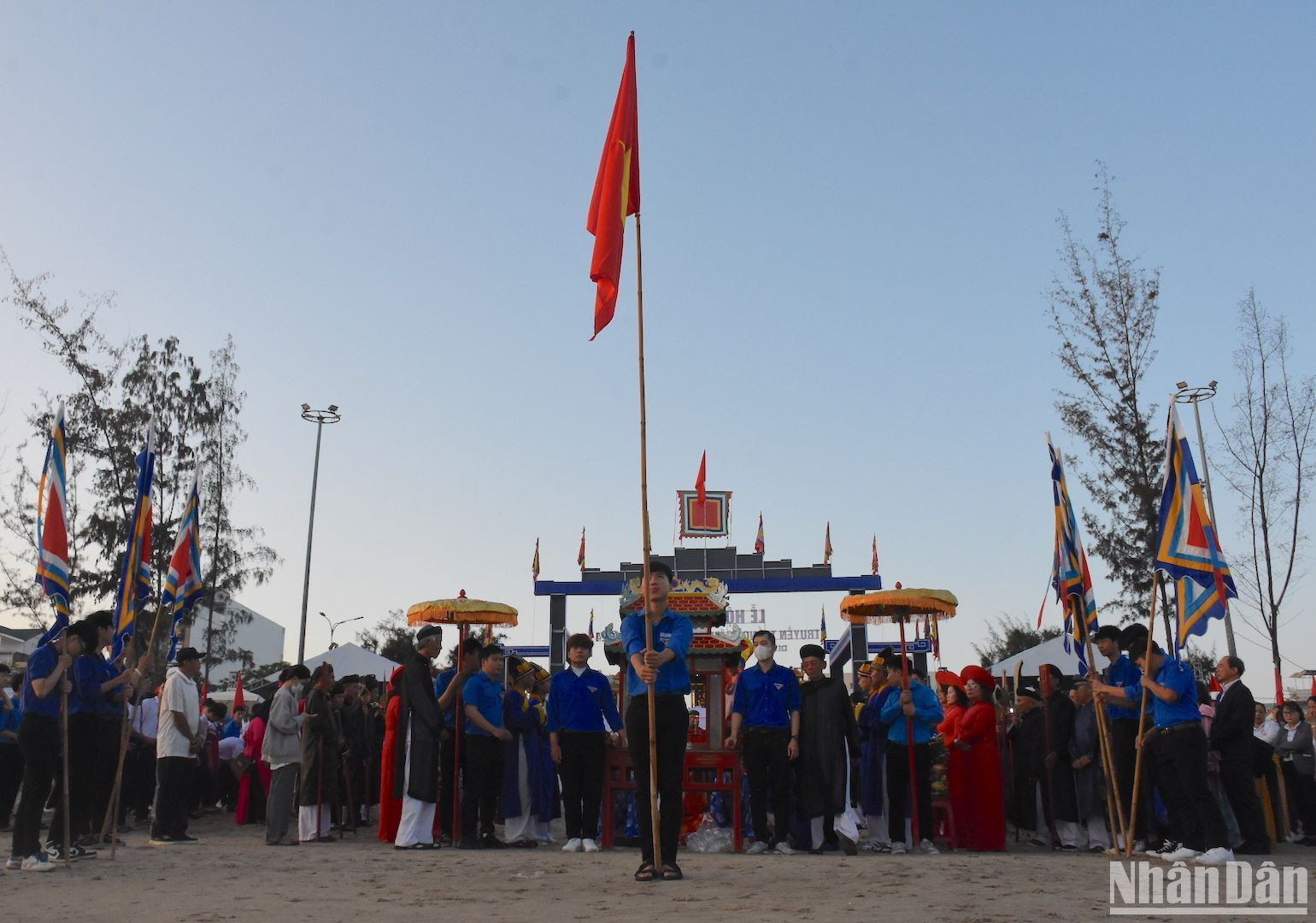 Lễ Nghinh thần tại Lễ hội cầu Ngư truyền thống quận Thanh Khê được tổ chức trang trọng sáng sớm 29/2. (Ảnh: ANH ĐÀO)