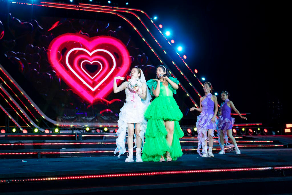 ... Với sự góp mặt của nhiều ca sĩ, nghệ sĩ tên tuổi.