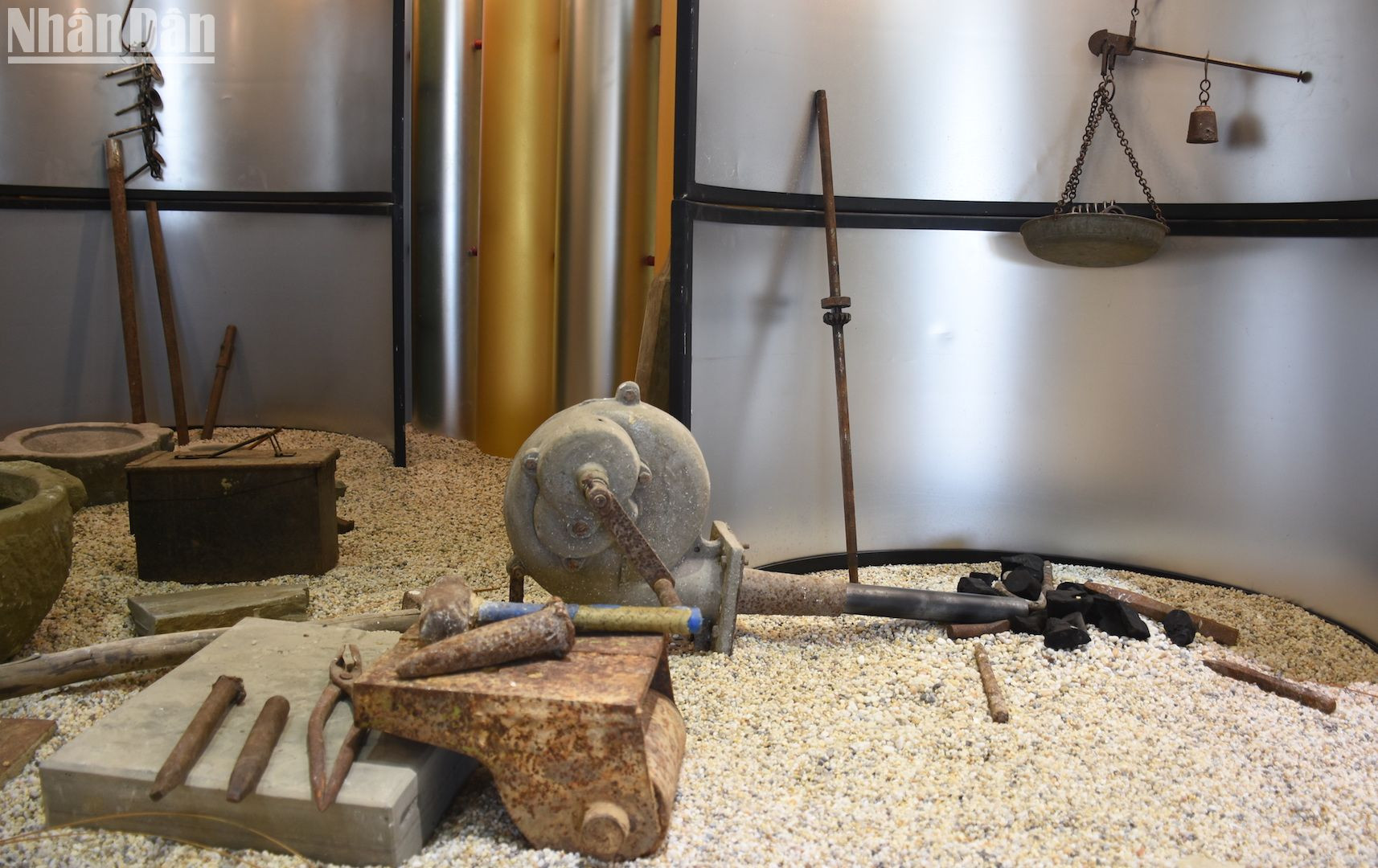 Một góc tái hiện các dụng cụ thô sơ về nghề đá.