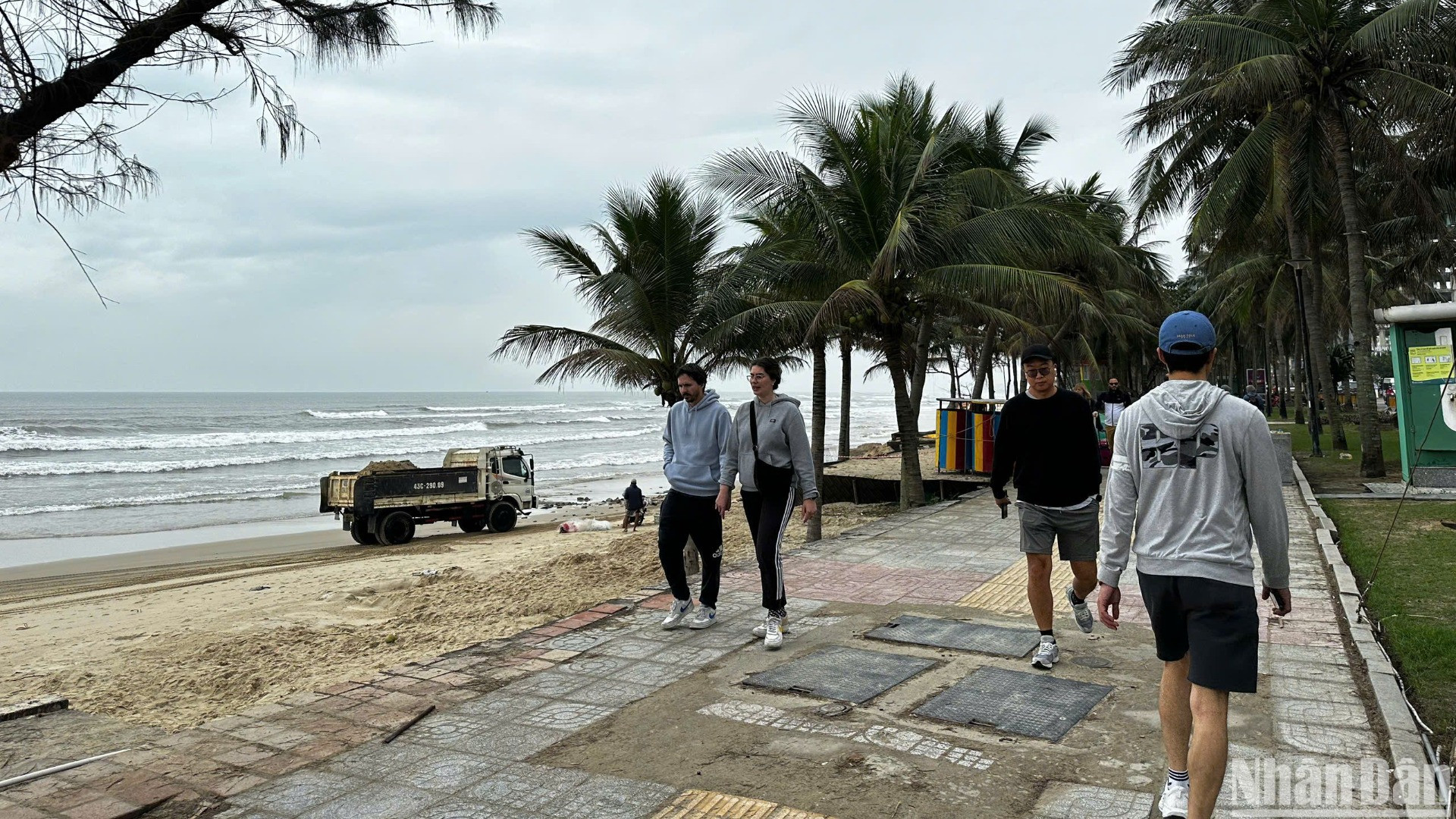 Bãi biển Mỹ Khê thu hút rất đông du khách tham quan mỗi khi đến Đà Nẵng. (Ảnh: ANH ĐÀO) Bãi biển Mỹ Khê thu hút rất đông du khách tham quan mỗi khi đến Đà Nẵng. (Ảnh: ANH ĐÀO)