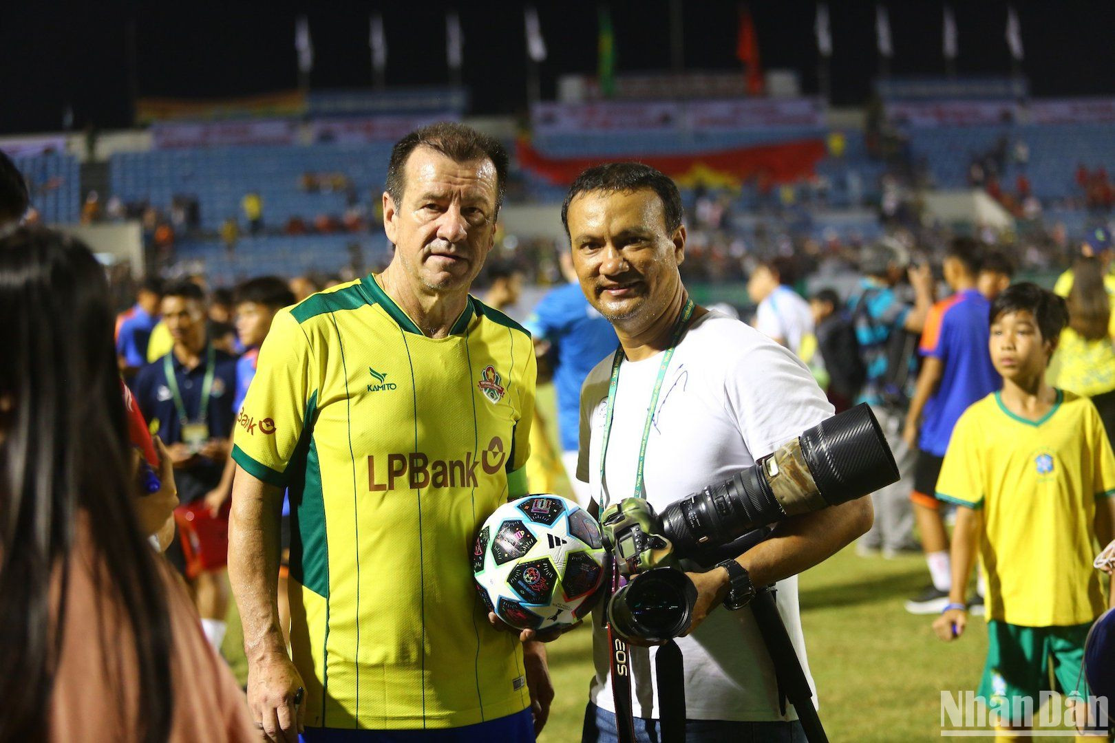 Người hâm mộ bóng đá Đà Nẵng chụp ảnh lưu niệm cùng huấn luyện viên Dunga.