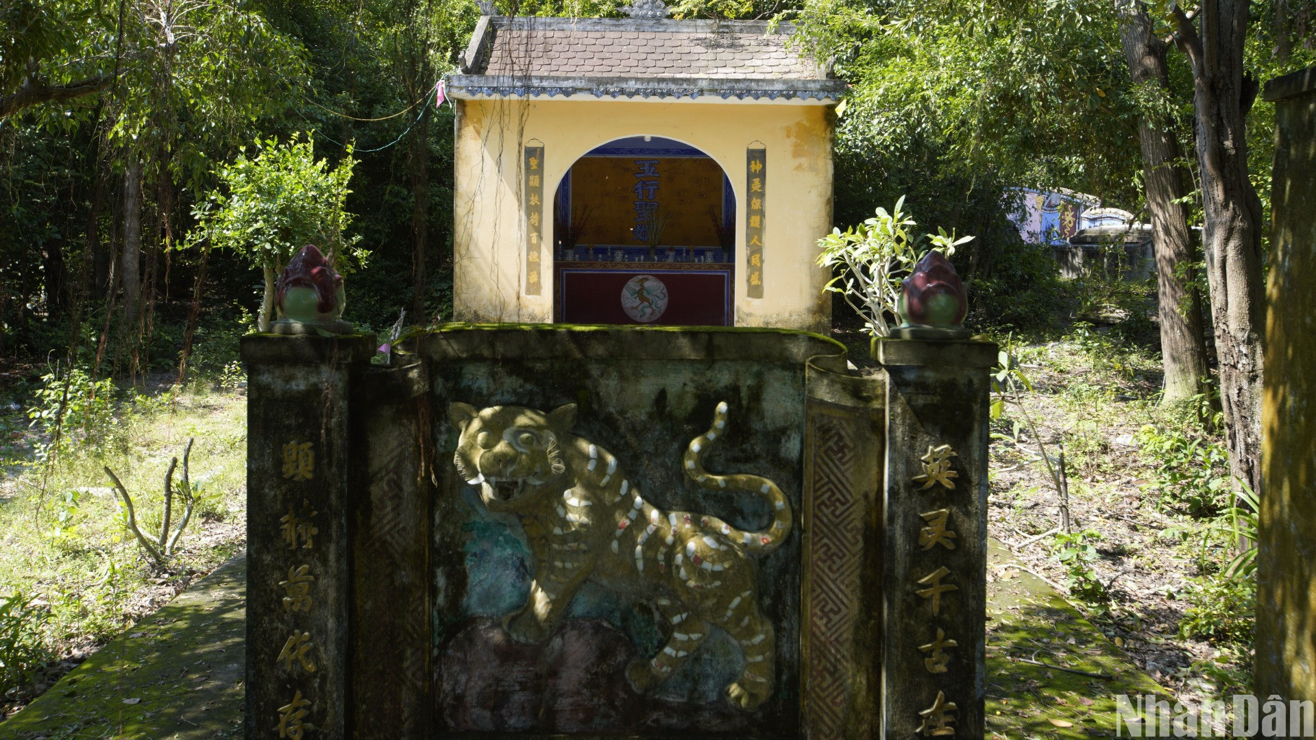 Trong rừng có một số công trình như mộ của gần 200 nghĩa sĩ hy sinh trong cuộc chiến chống ngoại xâm và hải tặc, đình làng, giếng Chăm cổ, miếu Bà Ngũ Hành...(Ảnh: ANH ĐÀO)