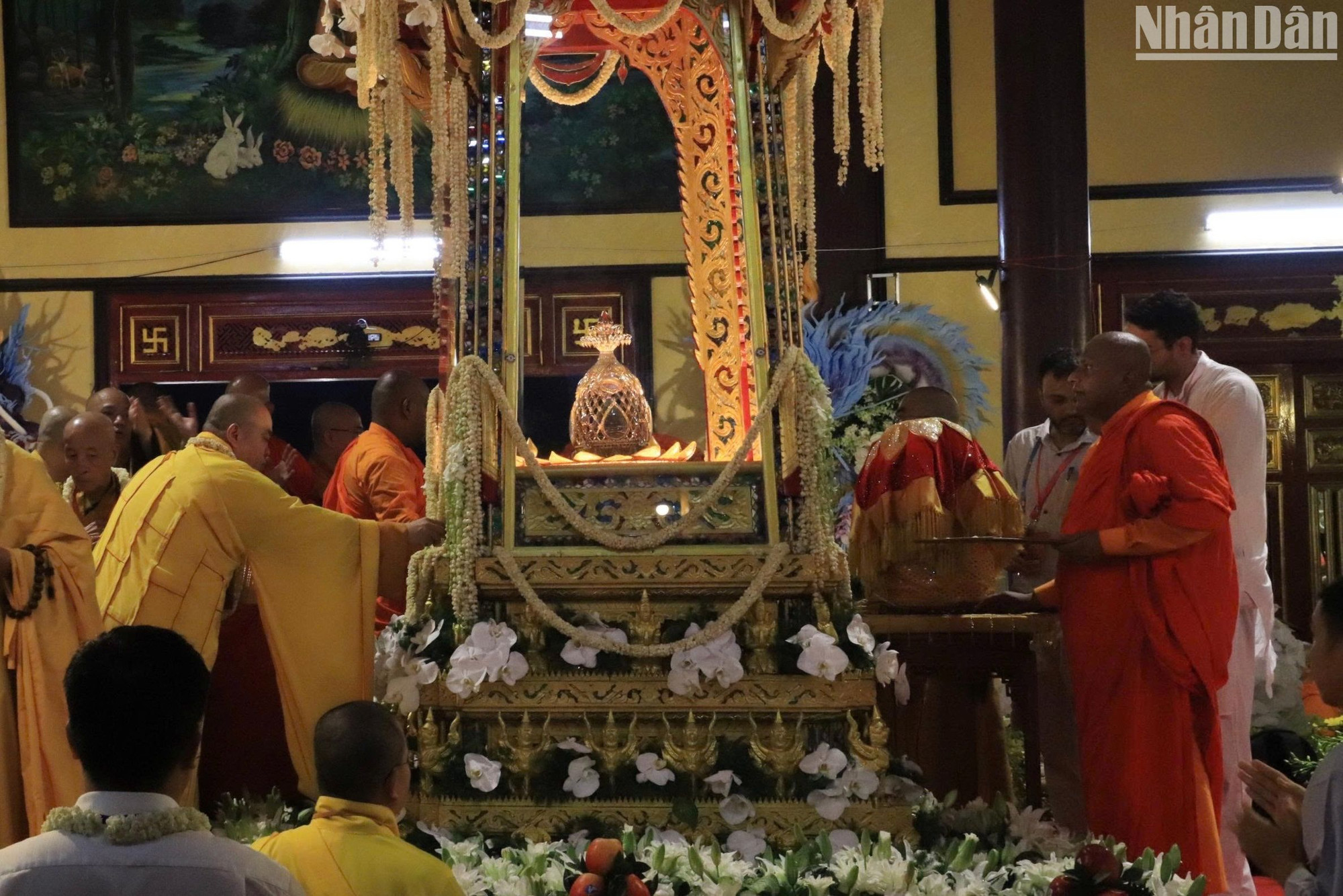 Xá lợi Đức Phật Thích Ca Mâu Ni được tôn trí trang trọng, tôn nghiêm và được bảo vệ nghiêm ngặt. (Ảnh: ANH ĐÀO)