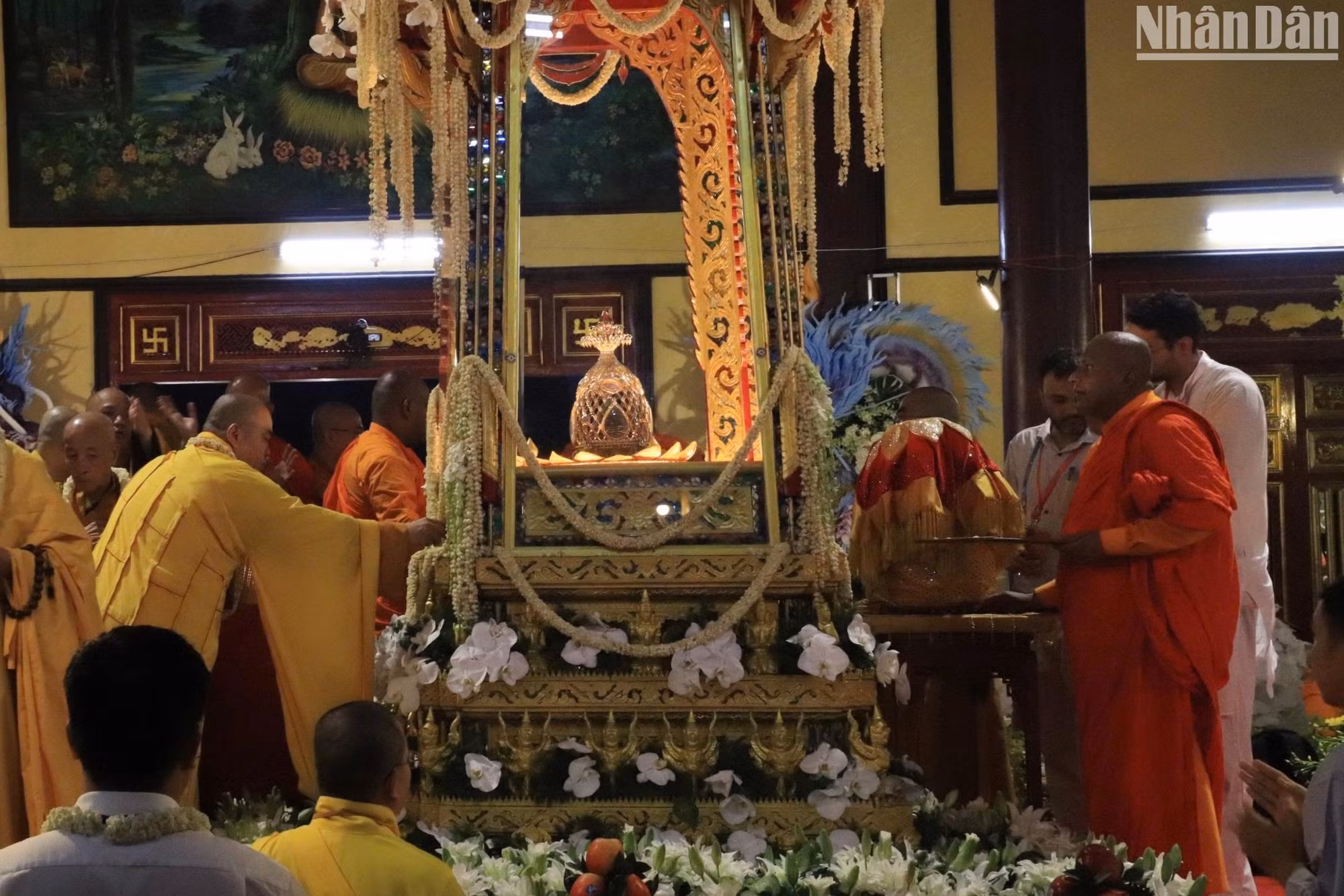 Xá lợi Đức Phật Thích Ca Mâu Ni được tôn trí trang trọng, tôn nghiêm và được bảo vệ nghiêm ngặt. (Ảnh: ANH ĐÀO)