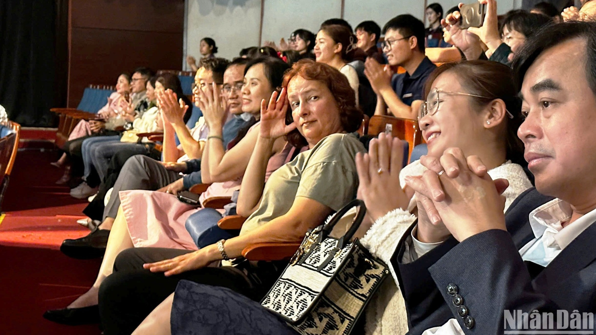 Hàng trăm khán giả đón nhận và không ngừng vỗ tay chúc mừng các diễn viên, nghệ sĩ. (Ảnh: ANH ĐÀO)