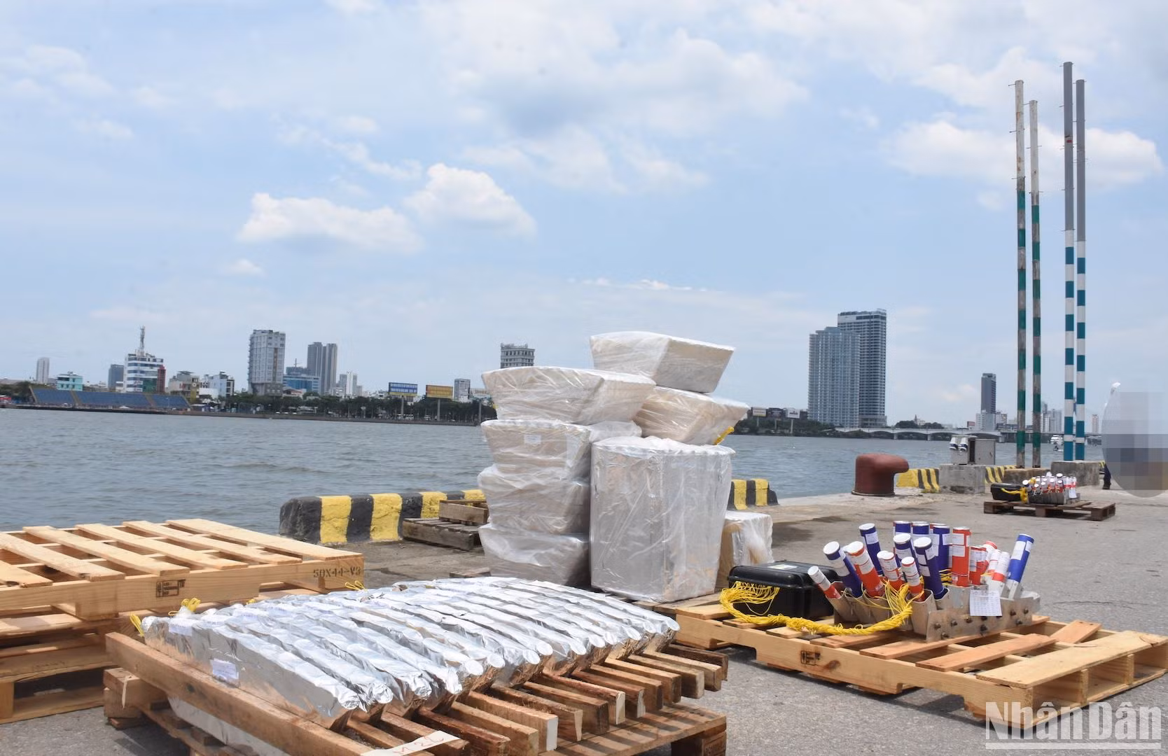 Khu vực chính nơi các màn pháo hoa sẽ được bắn lên bầu trời sông Hàn - Đà Nẵng. (Ảnh ANH ĐÀO)