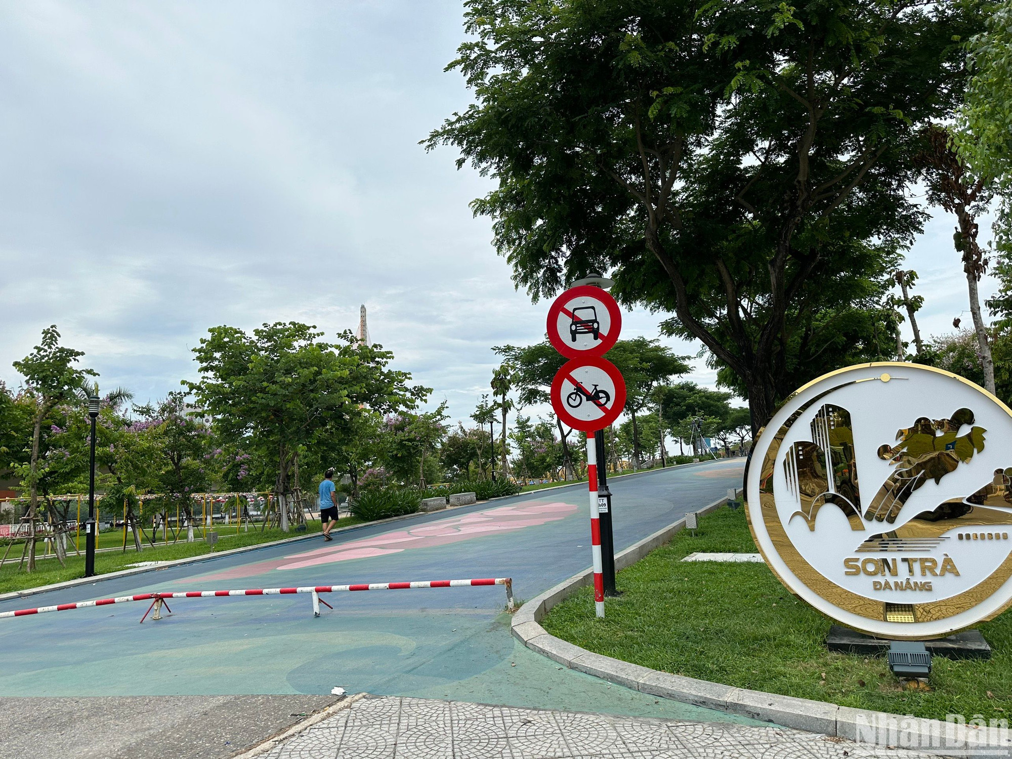 Ngày 28/5, ông Huỳnh Văn Hùng, Phó Chủ tịch Ủy ban nhân dân quận Sơn Trà, Đà Nẵng cho biết, quận đã có kế hoạch tổ chức các hoạt động khai trương các dịch vụ phục vụ du lịch về đêm trên cầu Nguyễn Văn Trỗi và công viên bờ đông chân cầu Nguyễn Văn Trỗi. Cụ thể, chương trình sẽ diễn ra từ 19 giờ đến 22 giờ ngày 31/5 tại cầu Nguyễn Văn Trỗi và Công viên bờ đông chân cầu, đường Trần Hưng Đạo (đoạn chân cầu Trần Thị Lý đến giáp đường Bùi Thị Xuân). Ngày 28/5, ông Huỳnh Văn Hùng, Phó Chủ tịch Ủy ban nhân dân quận Sơn Trà, Đà Nẵng cho biết, quận đã có kế hoạch tổ chức các hoạt động khai trương các dịch vụ phục vụ du lịch về đêm trên cầu Nguyễn Văn Trỗi và công viên bờ đông chân cầu Nguyễn Văn Trỗi. Cụ thể, chương trình sẽ diễn ra từ 19 giờ đến 22 giờ ngày 31/5 tại cầu Nguyễn Văn Trỗi và Công viên bờ đông chân cầu, đường Trần Hưng Đạo (đoạn chân cầu Trần Thị Lý đến giáp đường Bùi Thị Xuân).