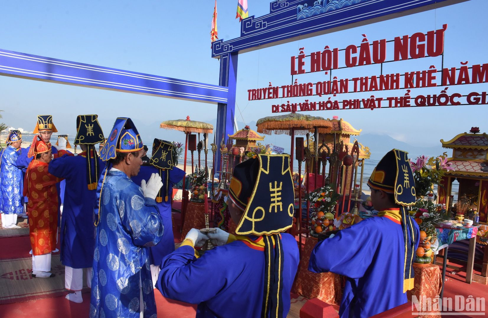 Phần chính lễ được tổ chức trang nghiêm tại biển Hà Khê, đây cũng là vùng đất ngư dân Thanh Khê, thành phố Đà Nẵng gắn với nghề biển hàng nghìn năm qua. (Ảnh: ANH ĐÀO)
