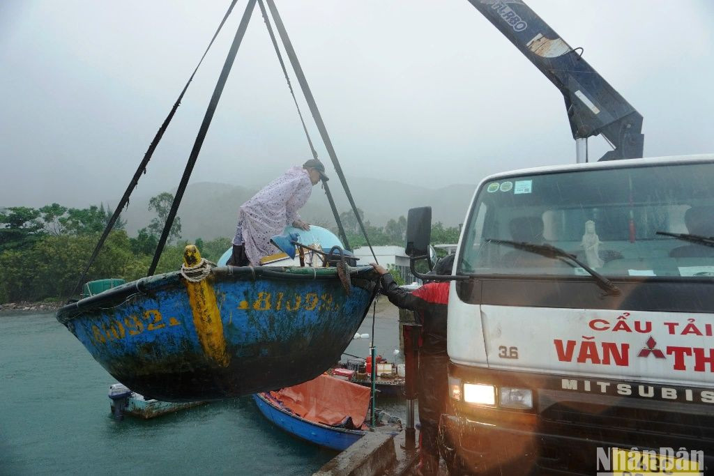 Sáng ngày 18/9, đã có hàng trăm phương tiện tàu thuyền được di chuyển đến nơi an toàn tránh bão. (Ảnh: ANH ĐÀO)